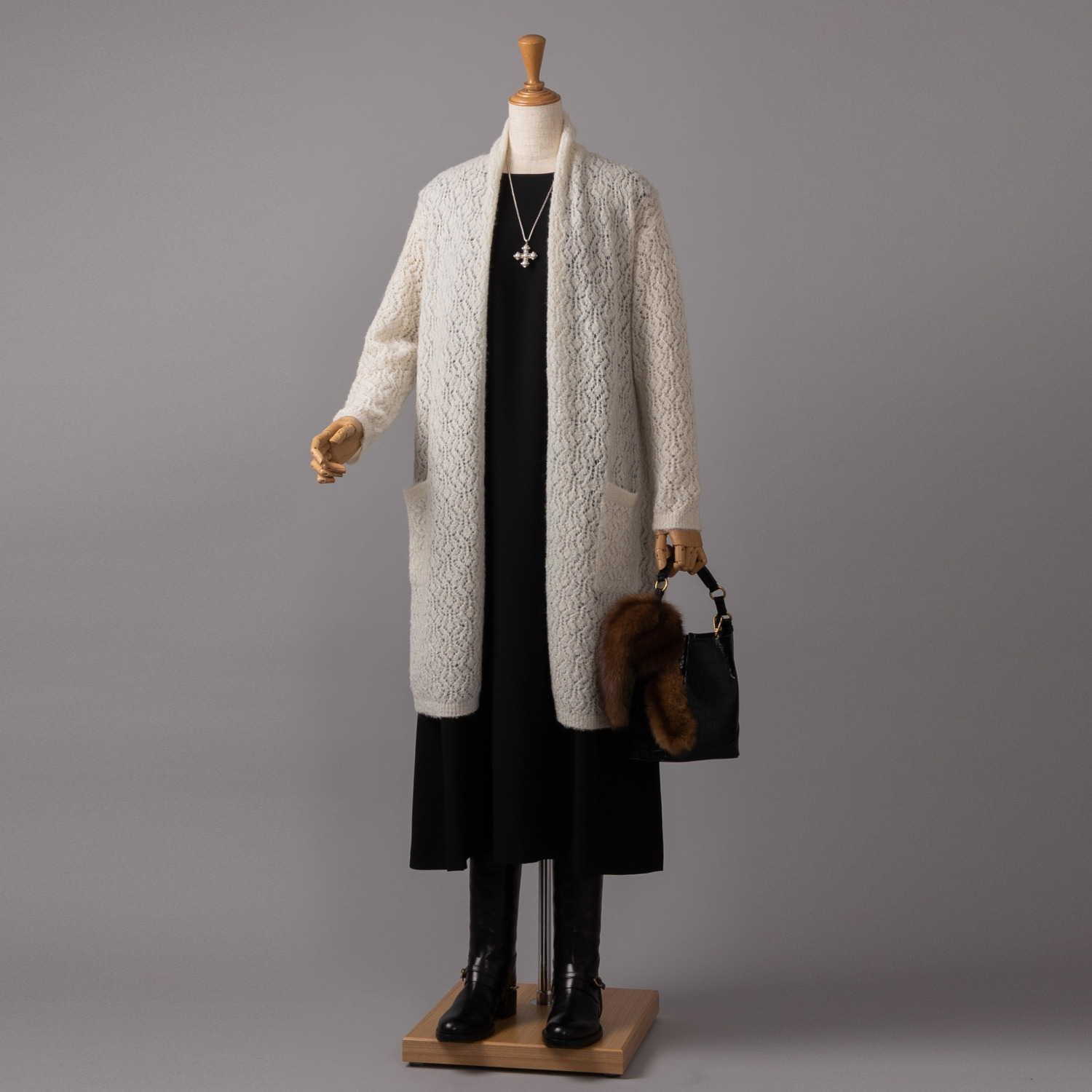 アズイズ　ビーマイセルフ バイ　ネイチャーズ ベビーアルパカ混ブークレ ラメ使い 透かし柄コーディガン