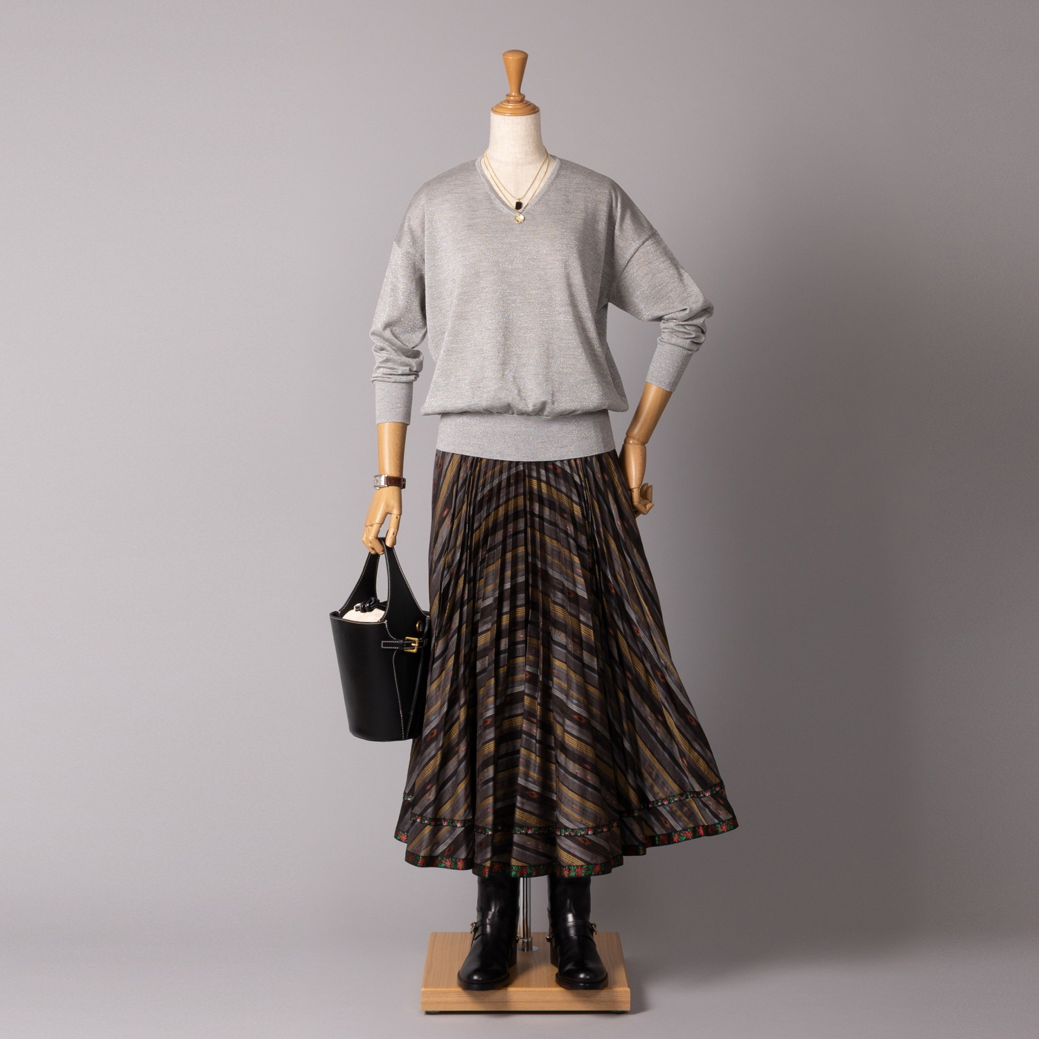 アズイズ　ビーマイセルフ バイ　ネイチャーズ スーパーベビーアルパカ シルク混ラメ入り Ｖネックプルオーバー