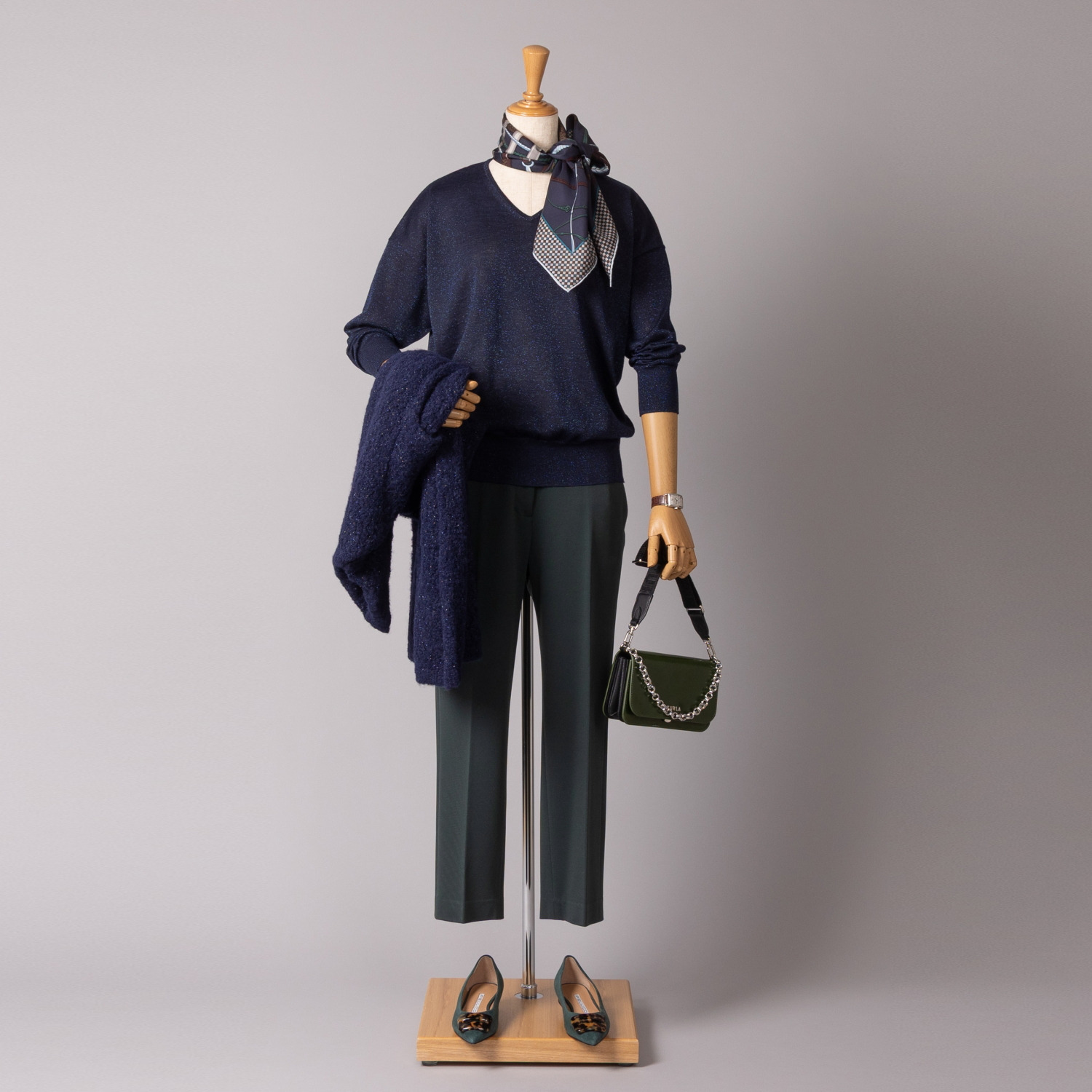 アズイズ　ビーマイセルフ バイ　ネイチャーズ スーパーベビーアルパカ シルク混ラメ入り Ｖネックプルオーバー