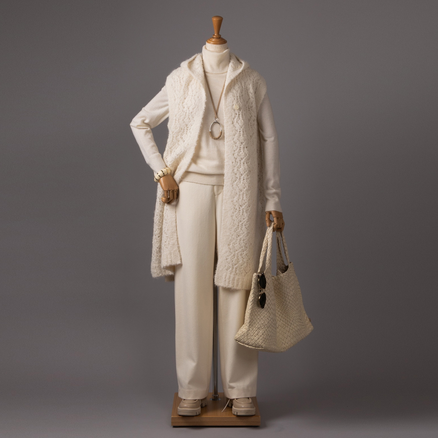 アズイズ　ビーマイセルフ バイ　ネイチャーズ アルパカ混ブークレ 透かし編 フーディーロングジレ