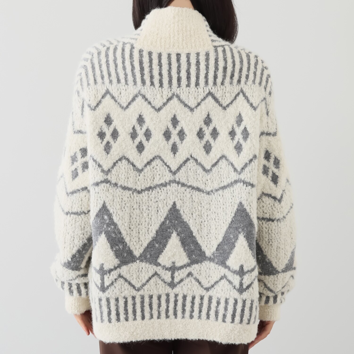 アズイズ　ビーマイセルフ バイ　ネイチャーズ アルパカ混ブークレ ジャガードカーディガン