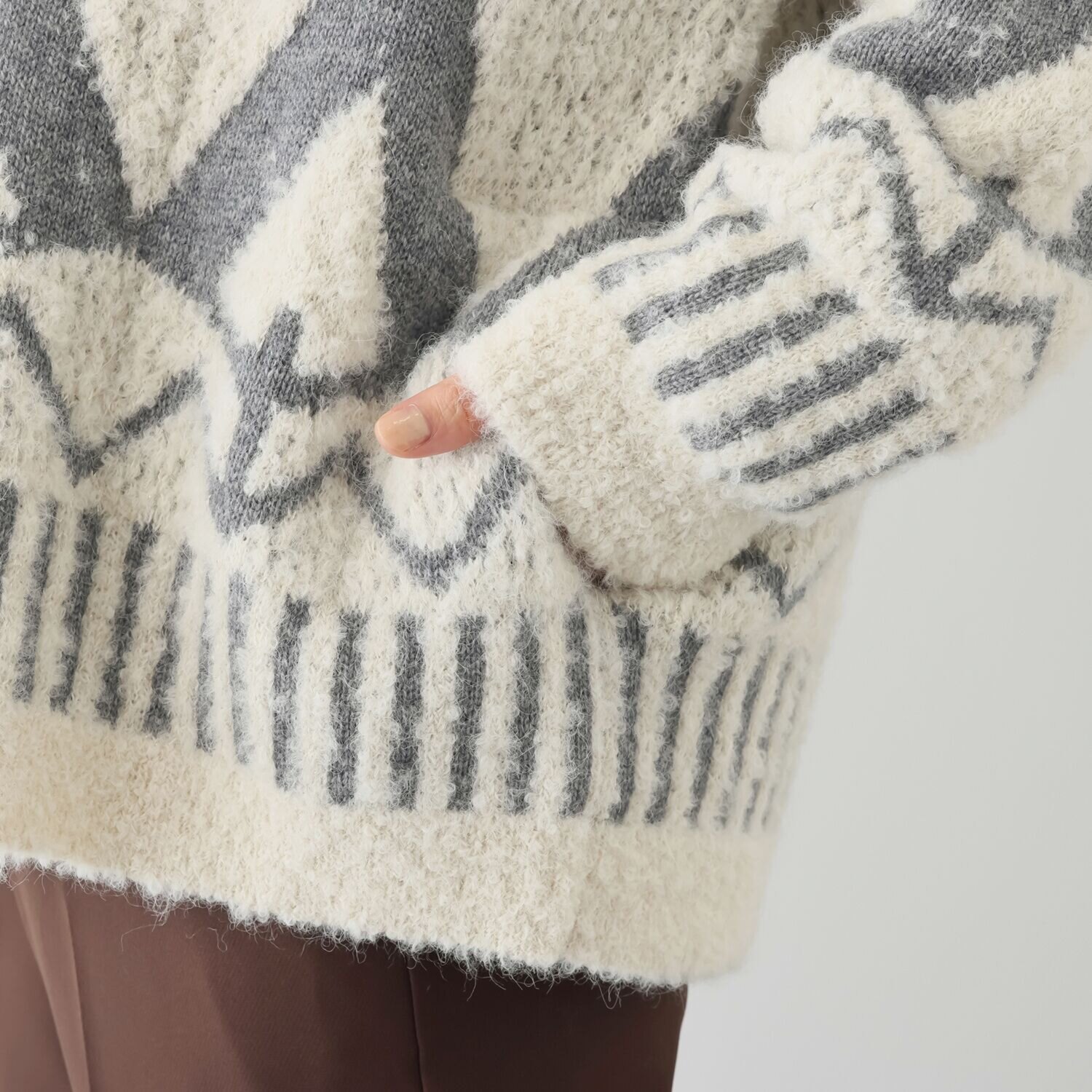 アズイズ　ビーマイセルフ バイ　ネイチャーズ アルパカ混ブークレ ジャガードカーディガン