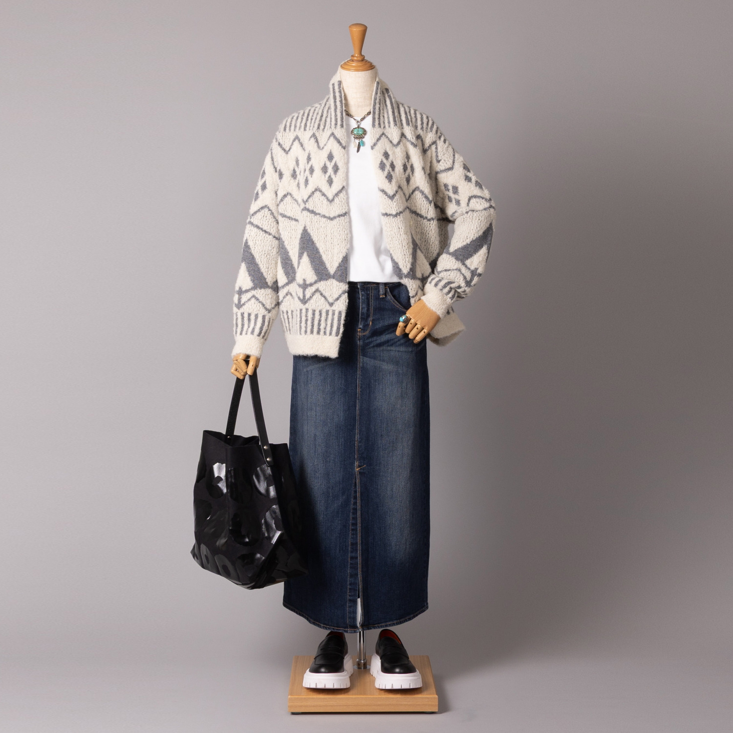 アズイズ　ビーマイセルフ バイ　ネイチャーズ アルパカ混ブークレ ジャガードカーディガン