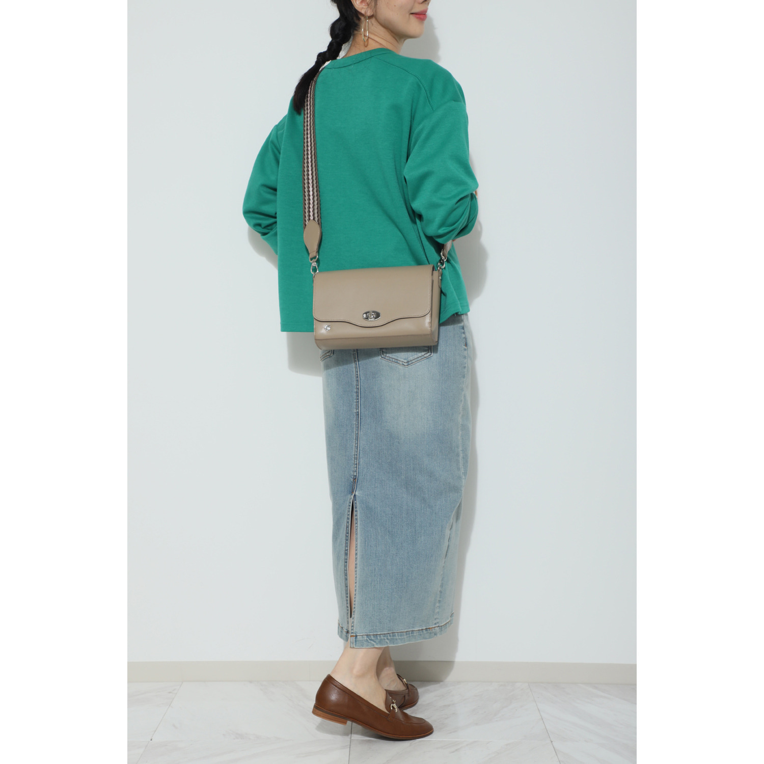 エーディーエムジェイ はっ水 イタリアンレザー ターンロック ショルダーバッグ