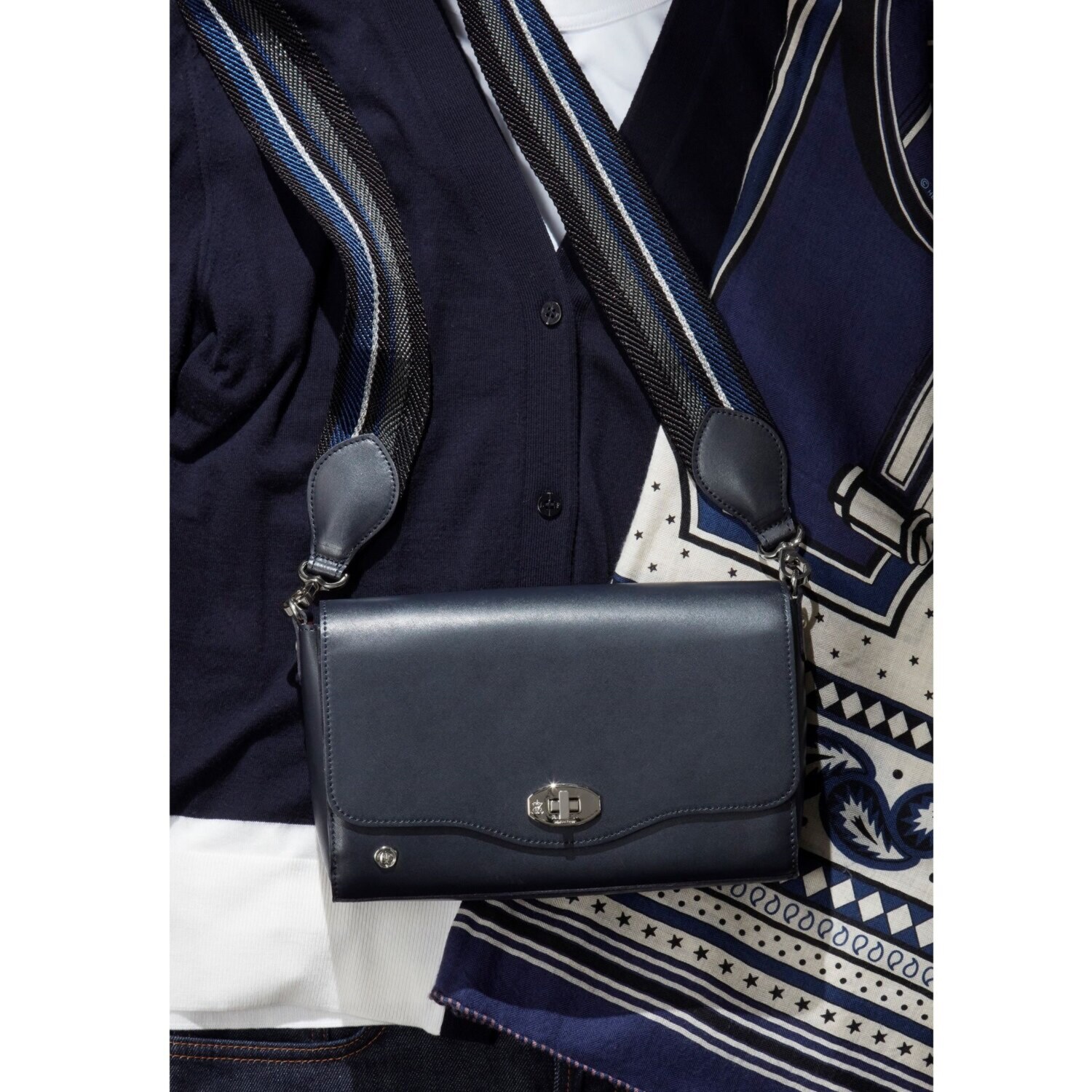 エーディーエムジェイ はっ水 イタリアンレザー ターンロック ショルダーバッグ