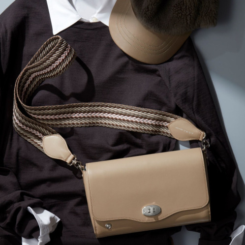 エーディーエムジェイ はっ水 イタリアンレザー ターンロック ショルダーバッグ エーディーエムジェイ はっ水 イタリアンレザー ターンロック ショルダーバッグ