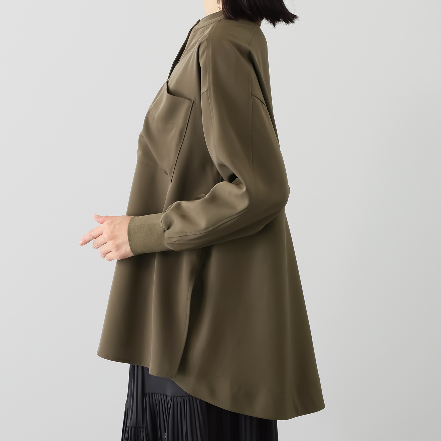 ヨーコモリモト スタイリッシュに フェミニンを装う デザインブラウス