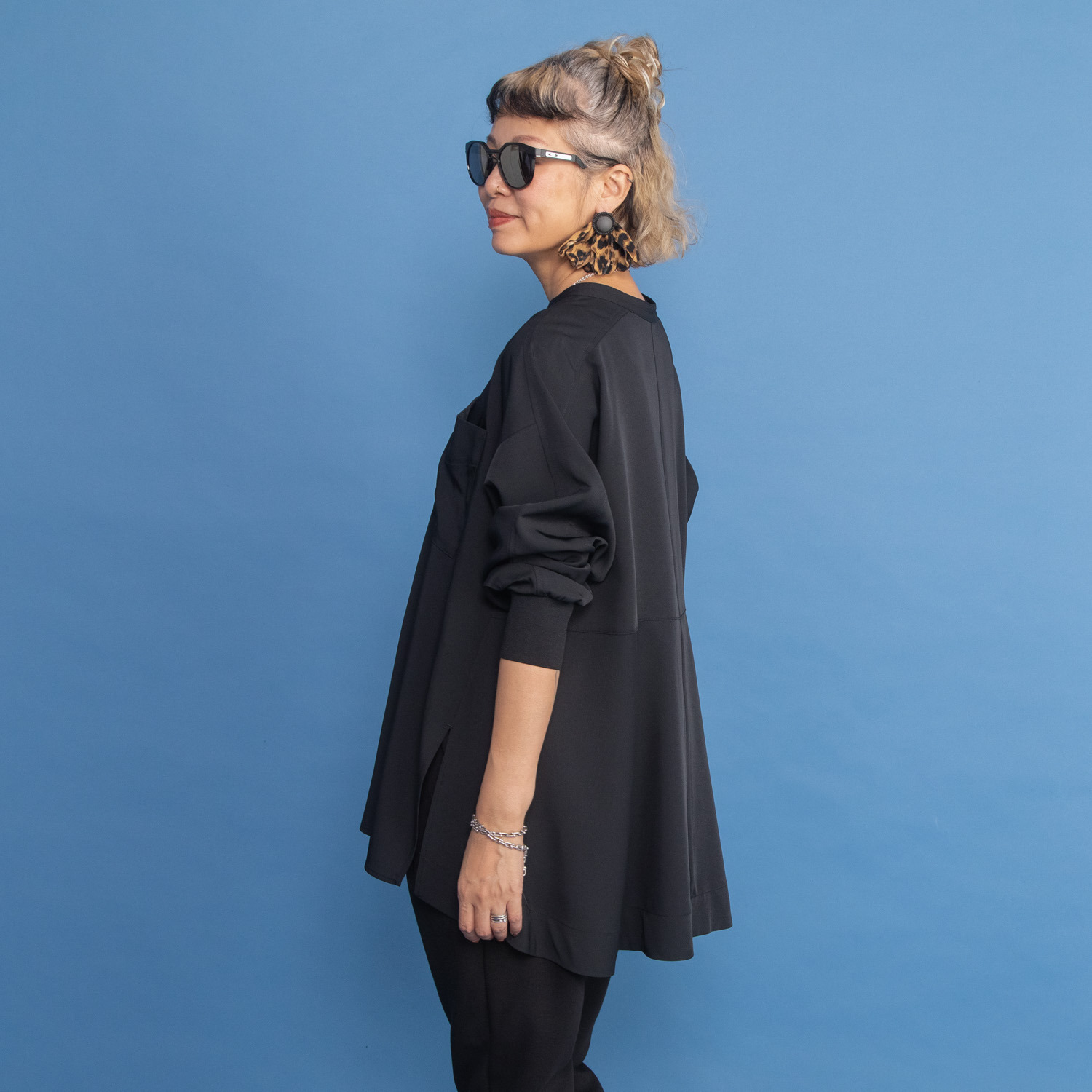 ヨーコモリモト スタイリッシュに フェミニンを装う デザインブラウス