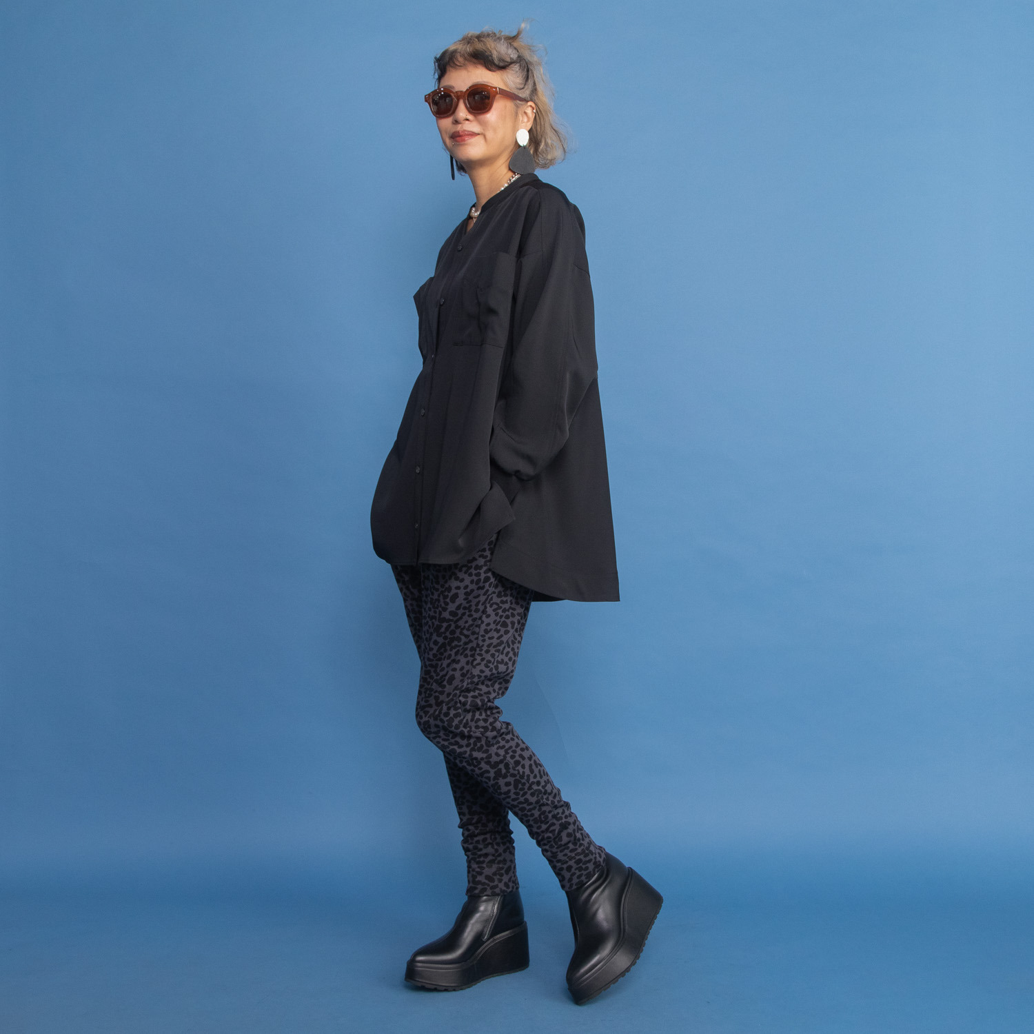 ヨーコモリモト スタイリッシュに フェミニンを装う デザインブラウス