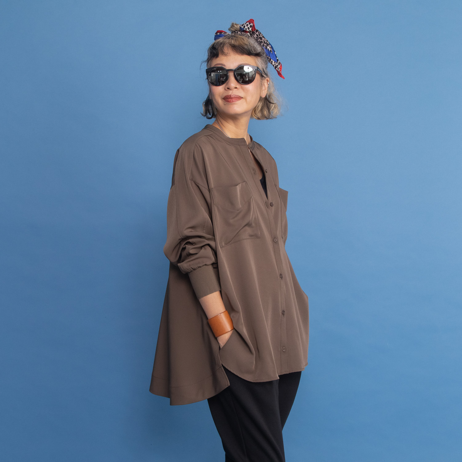 ヨーコモリモト スタイリッシュに フェミニンを装う デザインブラウス