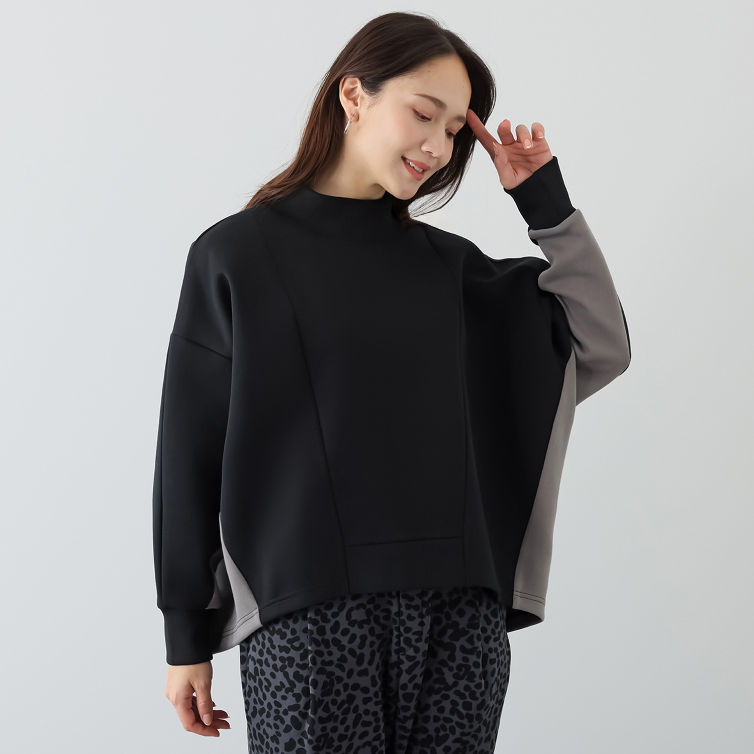 ヨーコモリモト モードを日常に取り入れる バイカラーデザイン ハイネックプルオーバー