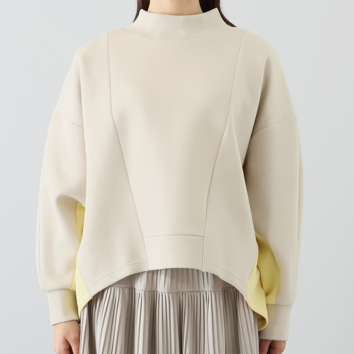 ヨーコモリモト モードを日常に取り入れる バイカラーデザイン ハイネックプルオーバー