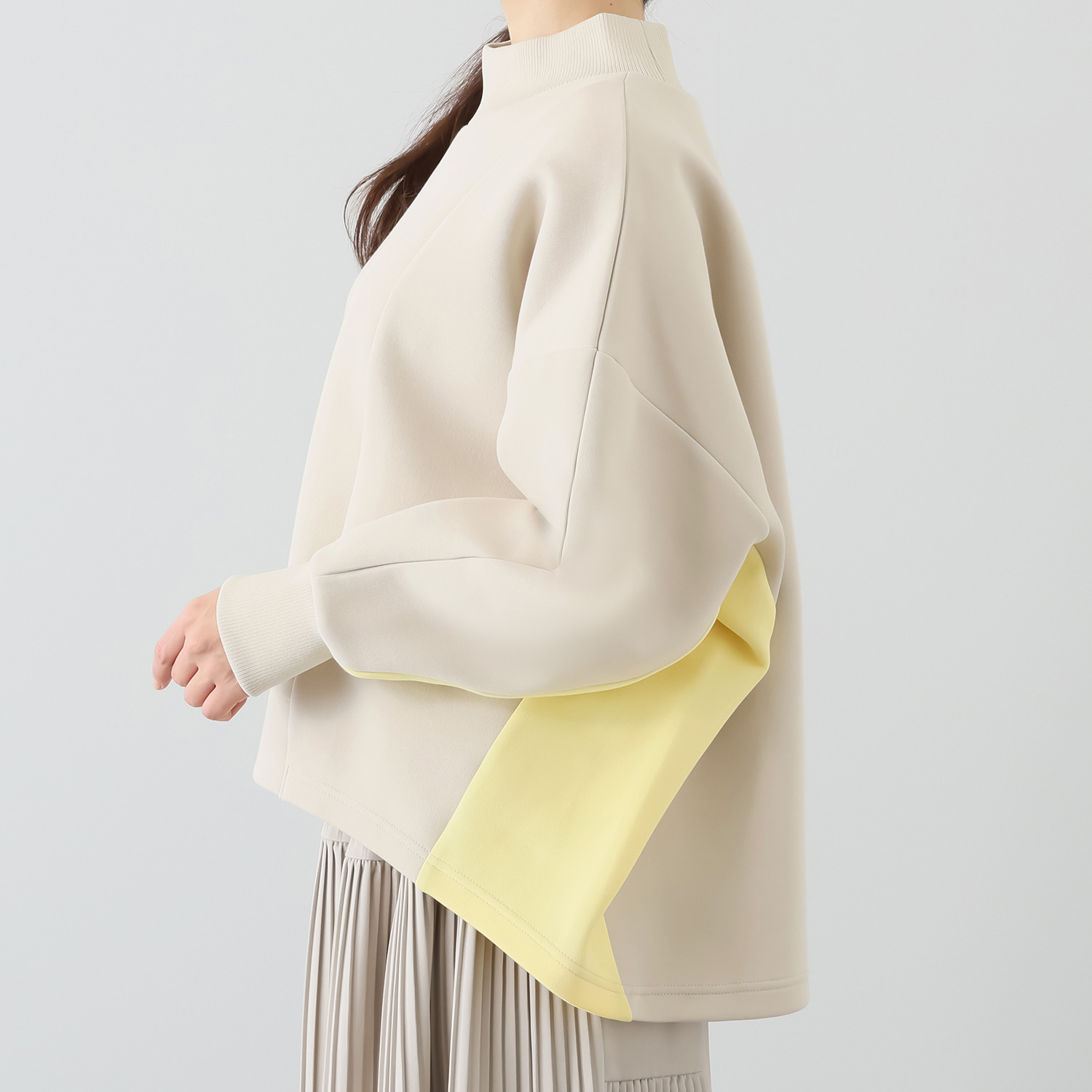 ヨーコモリモト モードを日常に取り入れる バイカラーデザイン ハイネックプルオーバー