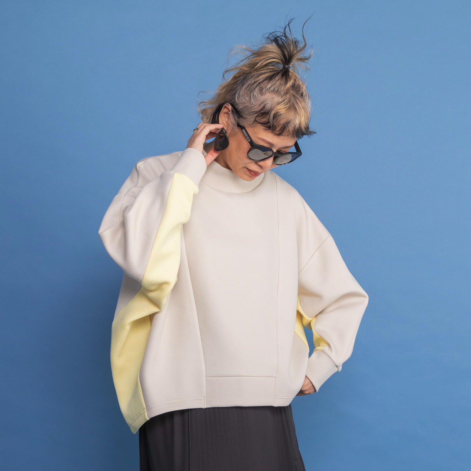 ヨーコモリモト モードを日常に取り入れる バイカラーデザイン ハイネックプルオーバー