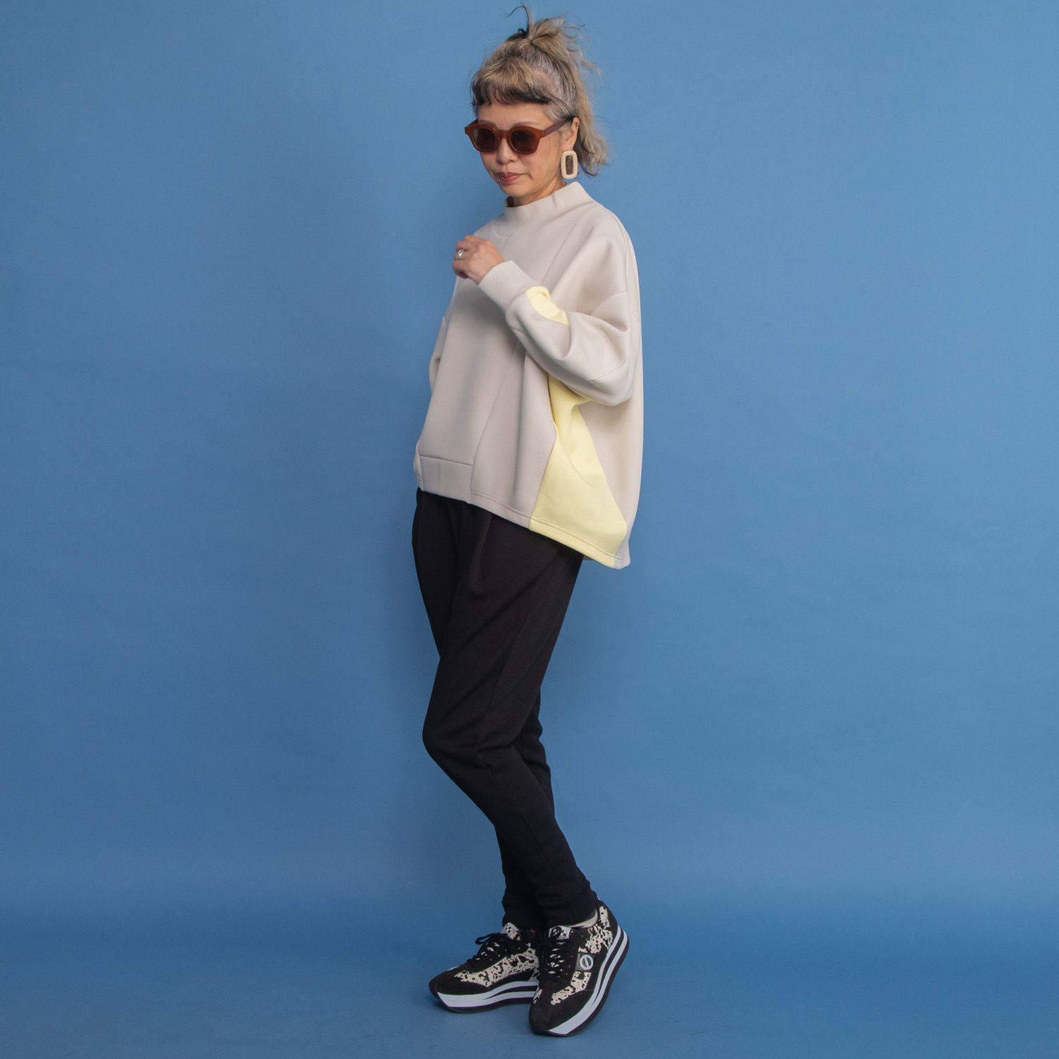 ヨーコモリモト モードを日常に取り入れる バイカラーデザイン ハイネックプルオーバー