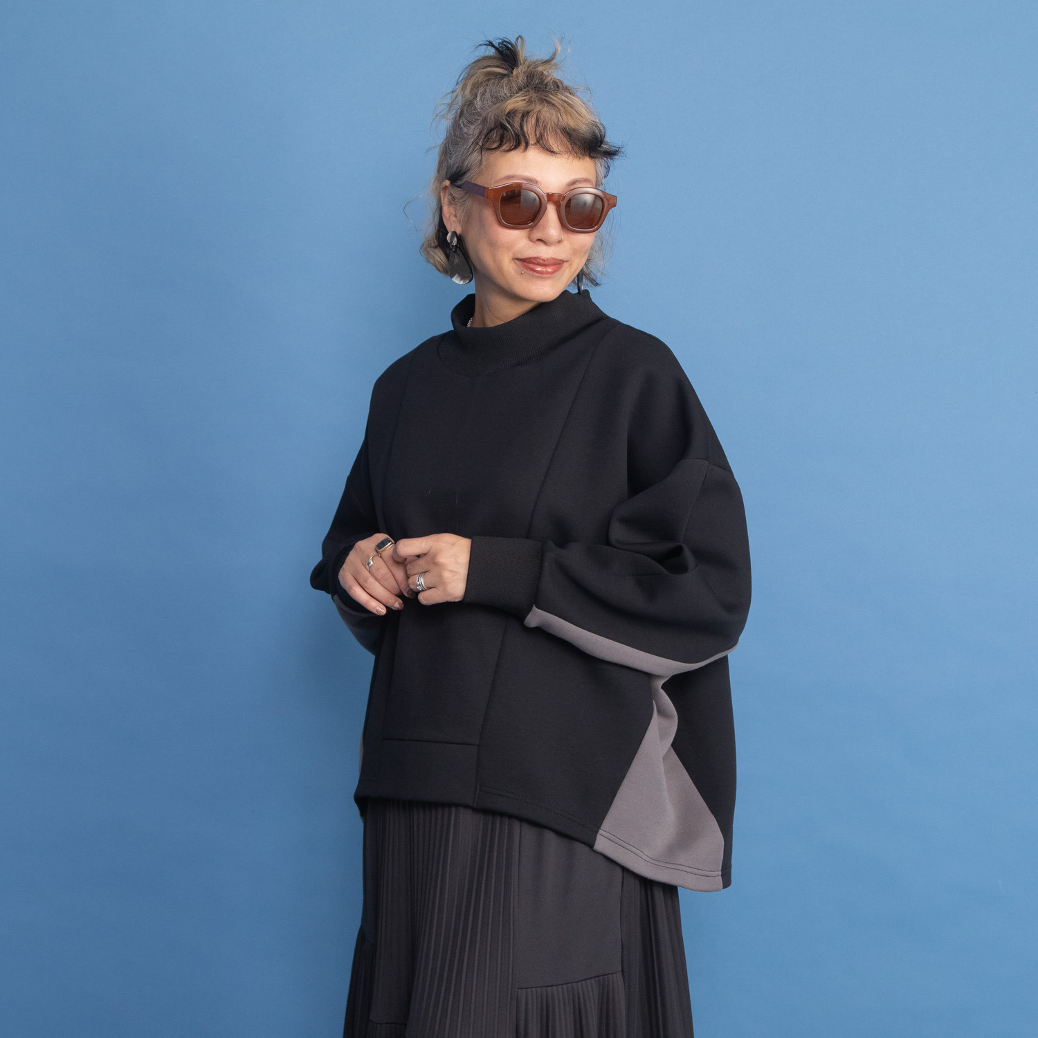 ヨーコモリモト モードを日常に取り入れる バイカラーデザイン ハイネックプルオーバー