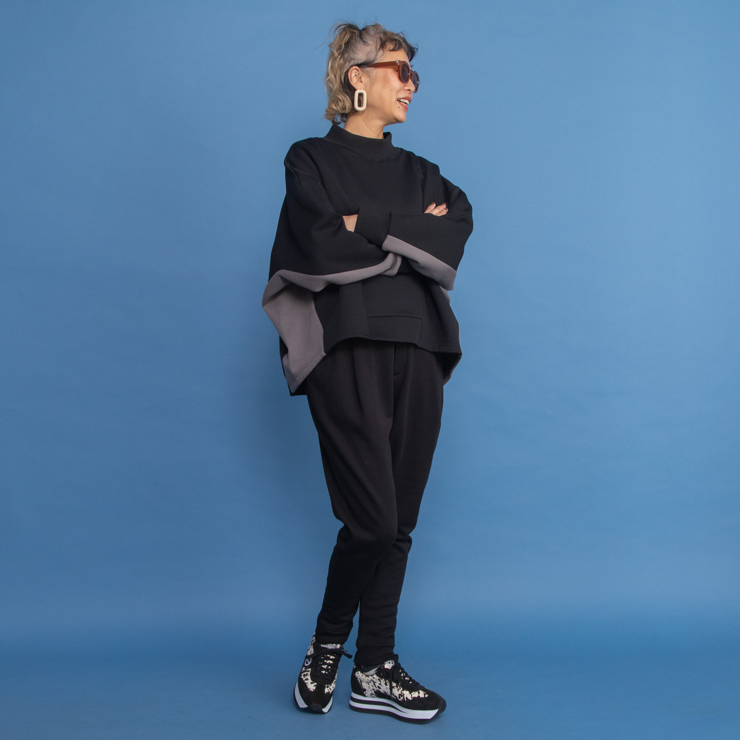 ヨーコモリモト モードを日常に取り入れる バイカラーデザイン ハイネックプルオーバー