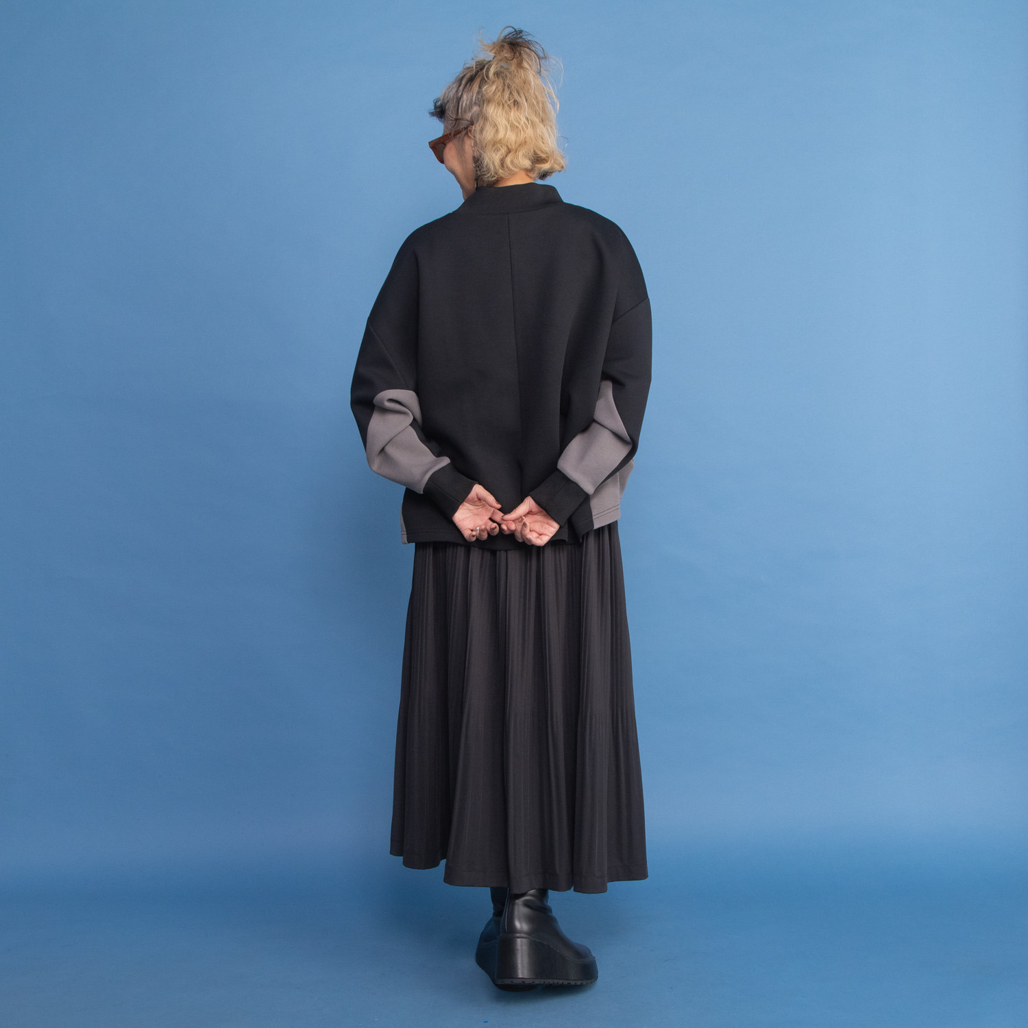 ヨーコモリモト モードを日常に取り入れる バイカラーデザイン ハイネックプルオーバー