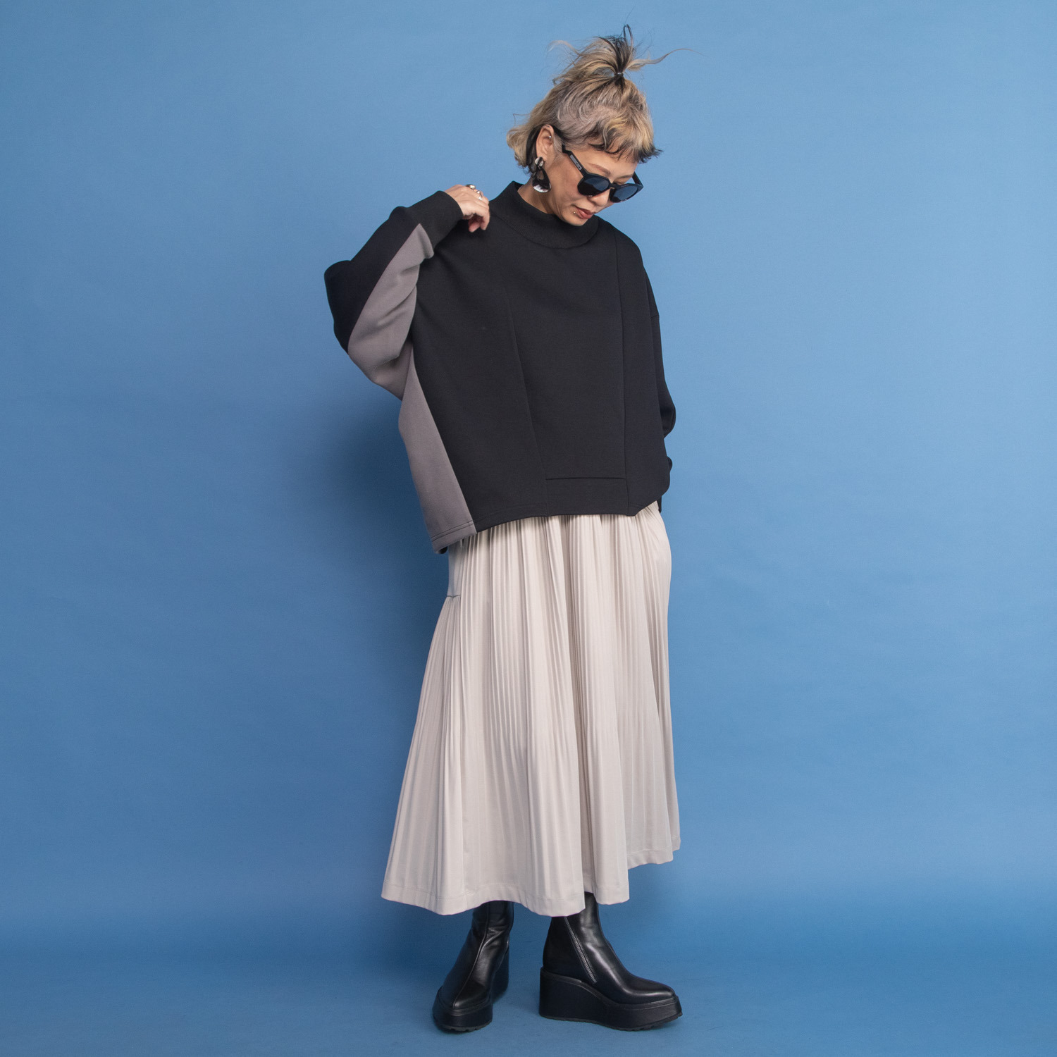 ヨーコモリモト モードを日常に取り入れる バイカラーデザイン ハイネックプルオーバー