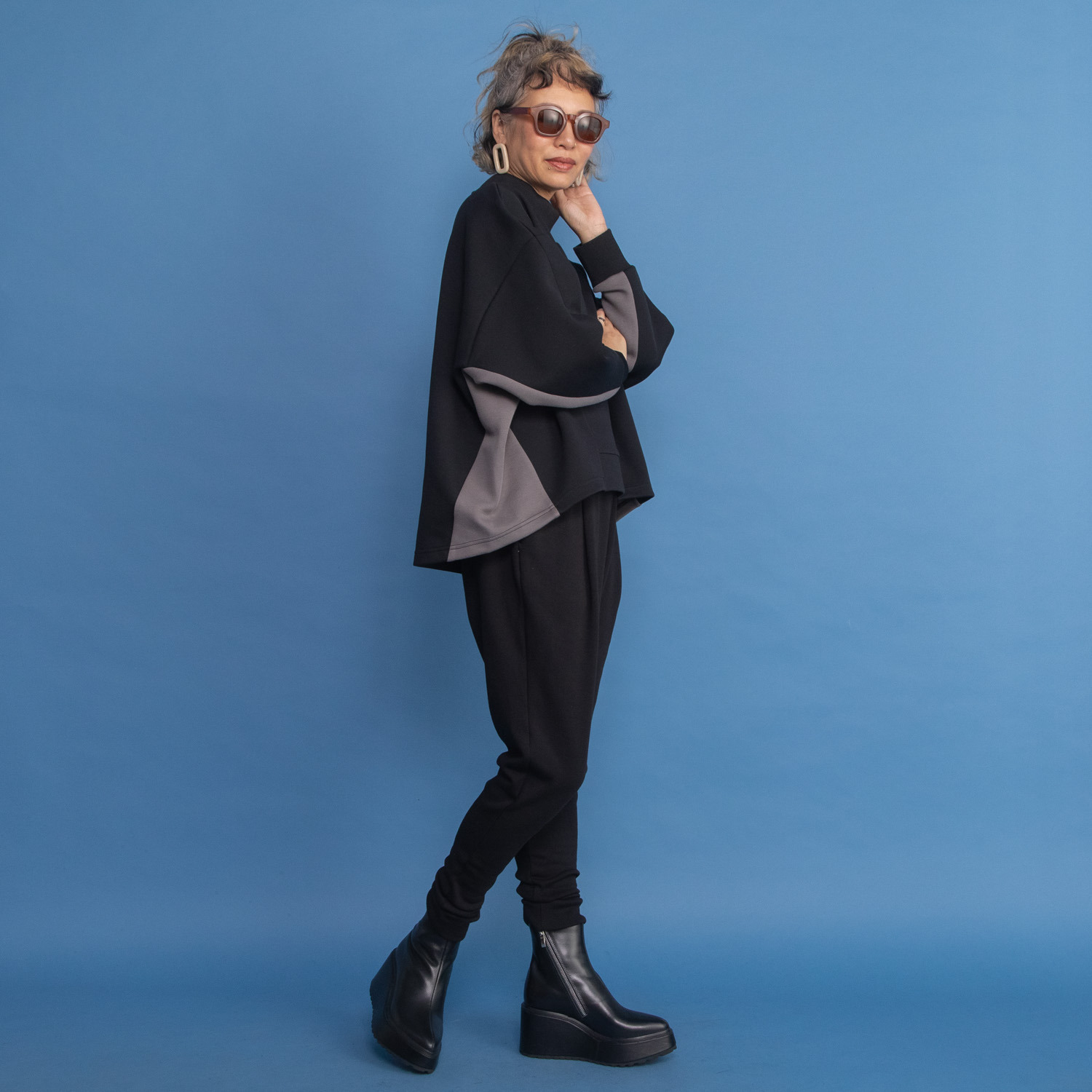 ヨーコモリモト モードを日常に取り入れる バイカラーデザイン ハイネックプルオーバー