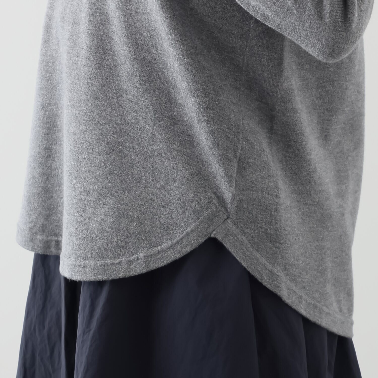 バーチ　ドゥエ 快適着心地！ 深Ｖネック シャツテール ニットプルオーバー