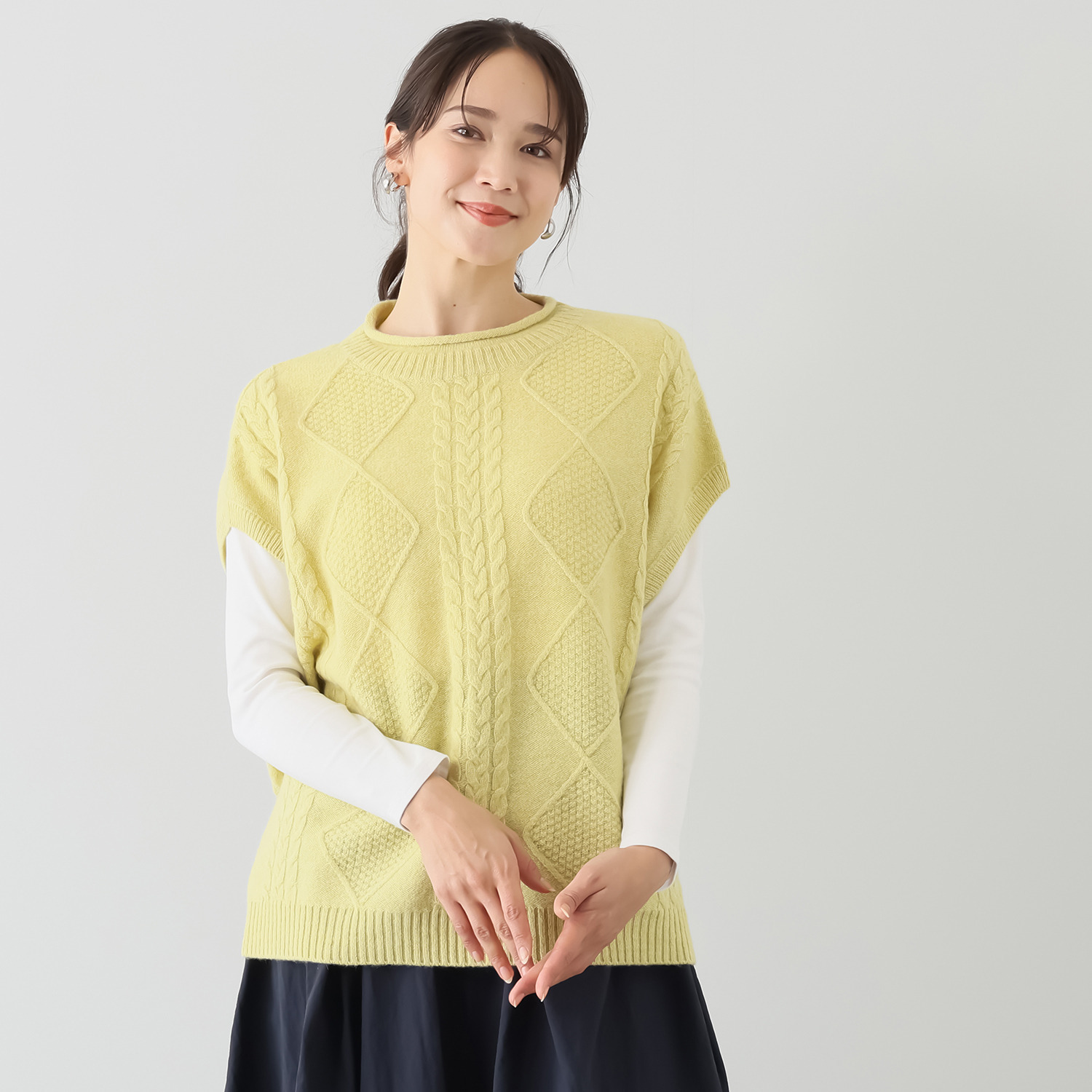 エヌエフ 自社牧場で育った ウール１００％ ケーブルニットベスト