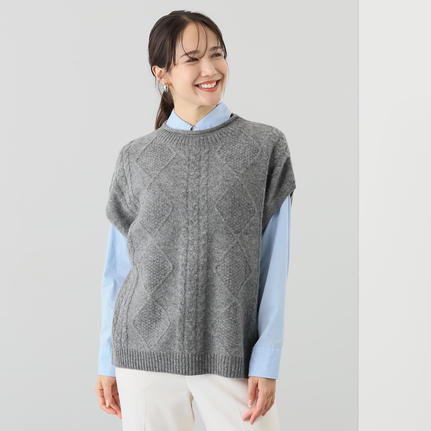 エヌエフ 自社牧場で育った ウール１００％ ケーブルニットベスト