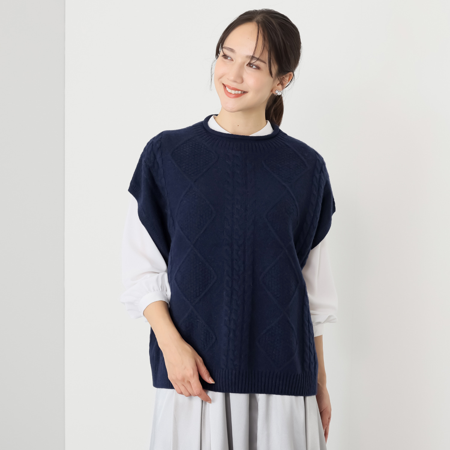 エヌエフ 自社牧場で育った ウール１００％ ケーブルニットベスト