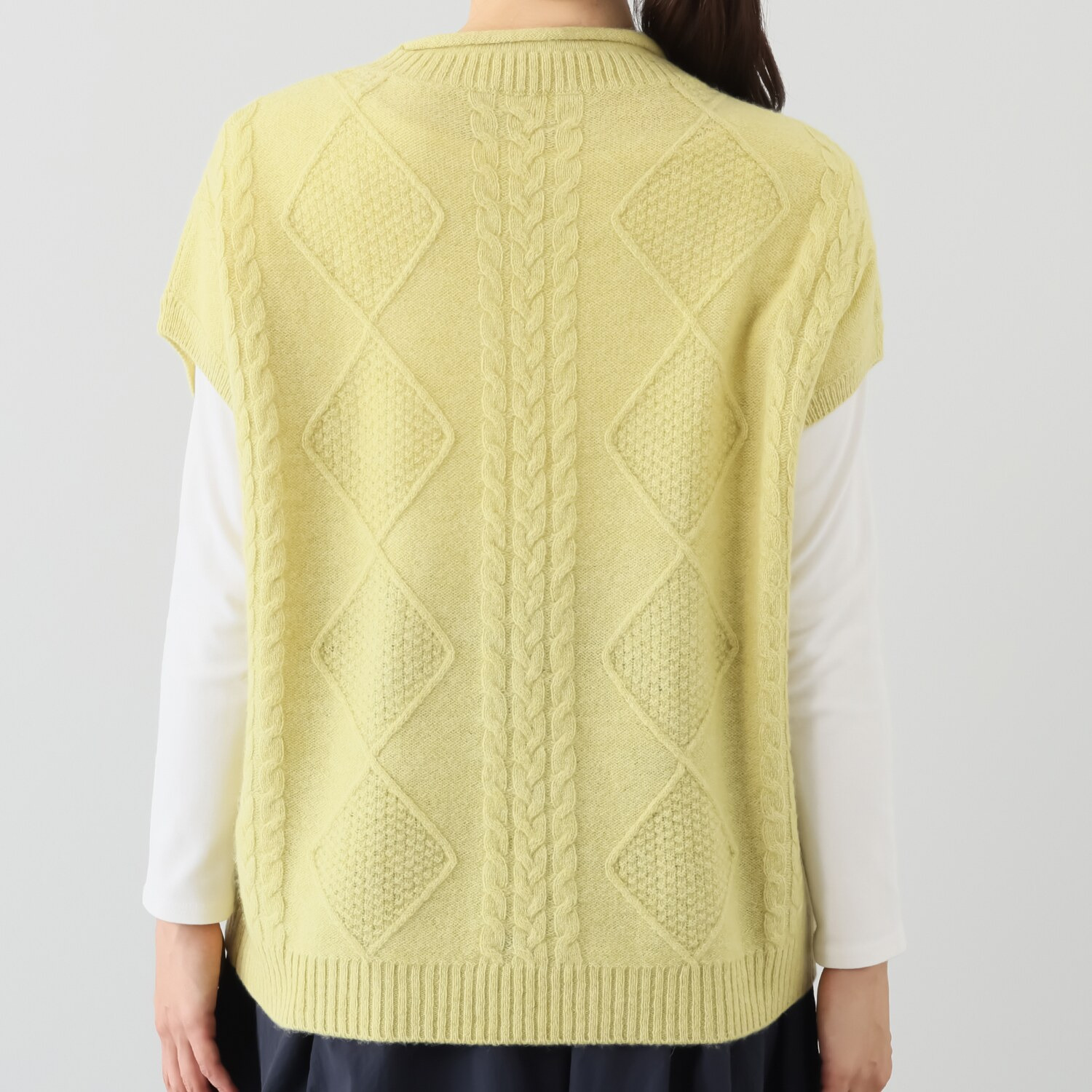 エヌエフ 自社牧場で育った ウール１００％ ケーブルニットベスト