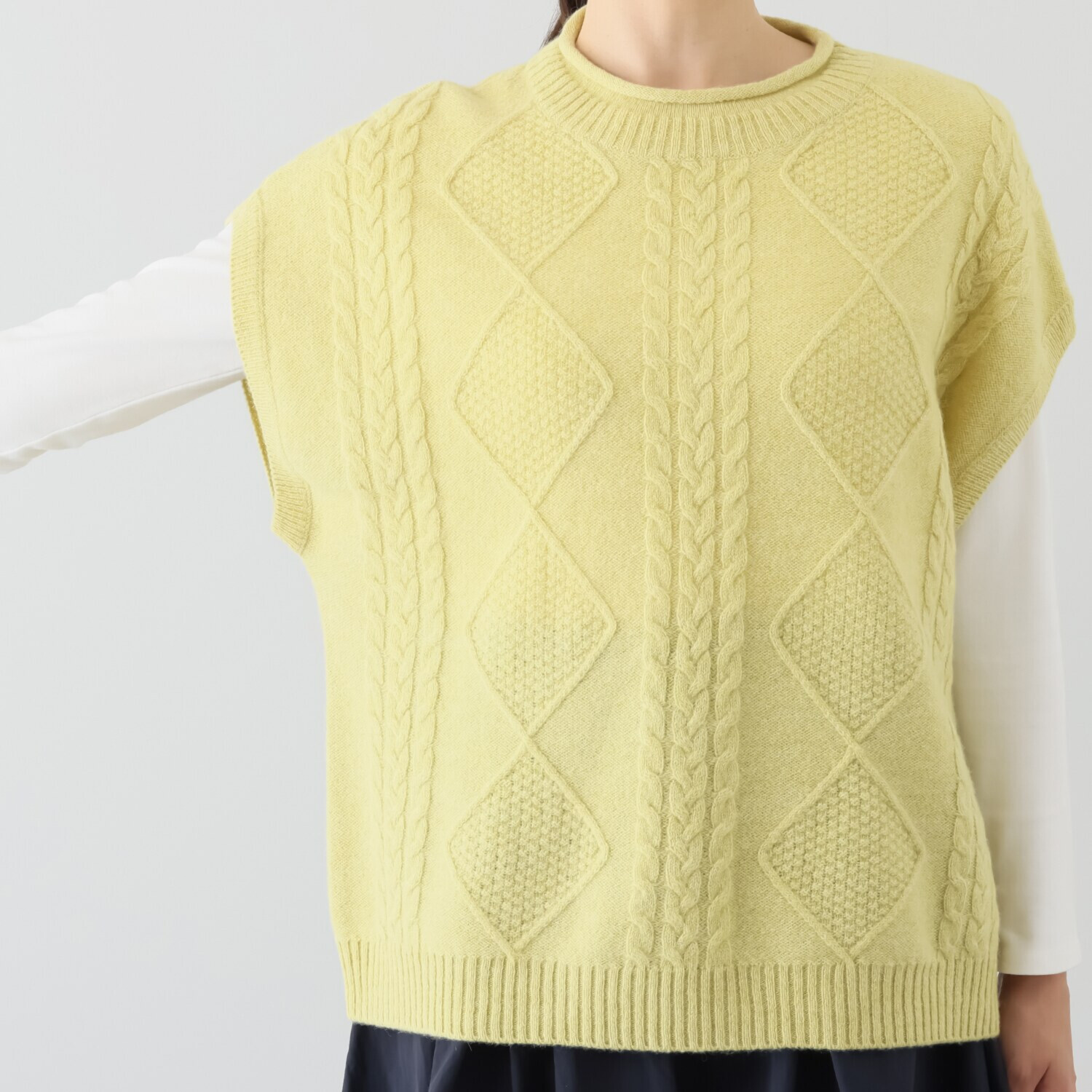 エヌエフ 自社牧場で育った ウール１００％ ケーブルニットベスト