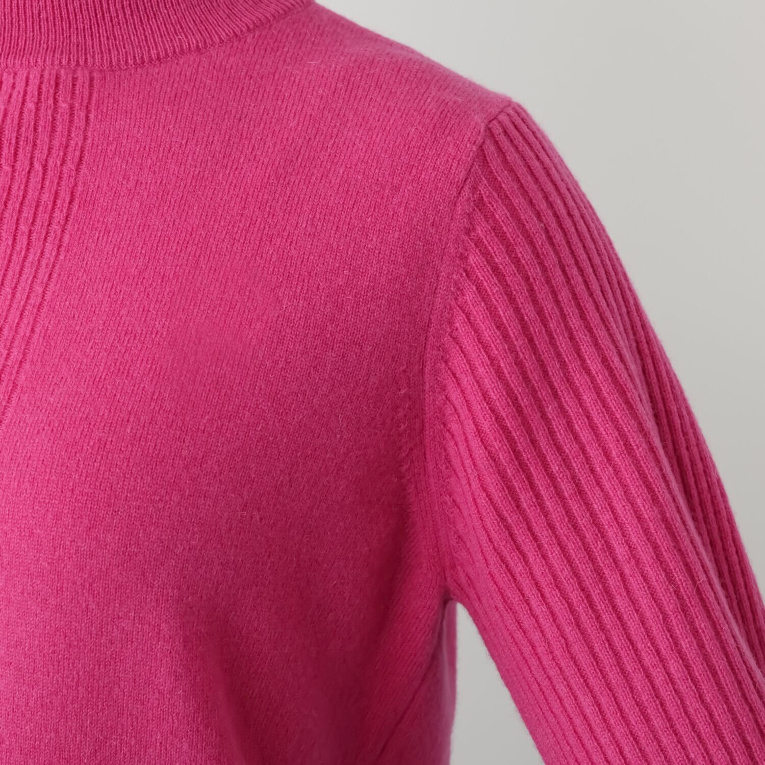 エヌエフ 自社牧場で育った ウール１００％ モックネックプルオーバー