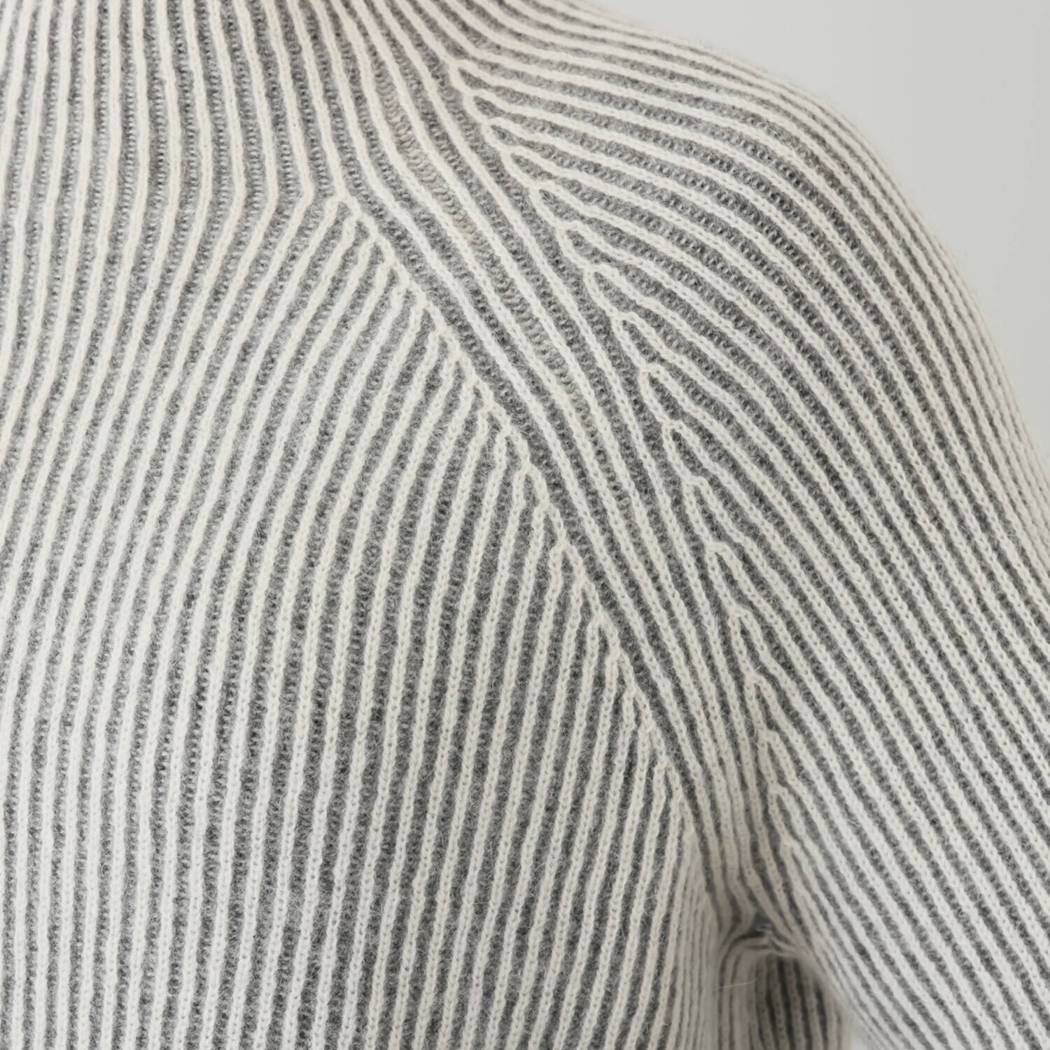 エヌエフ 自社牧場で育った ウール１００％ 畦編プルオーバー