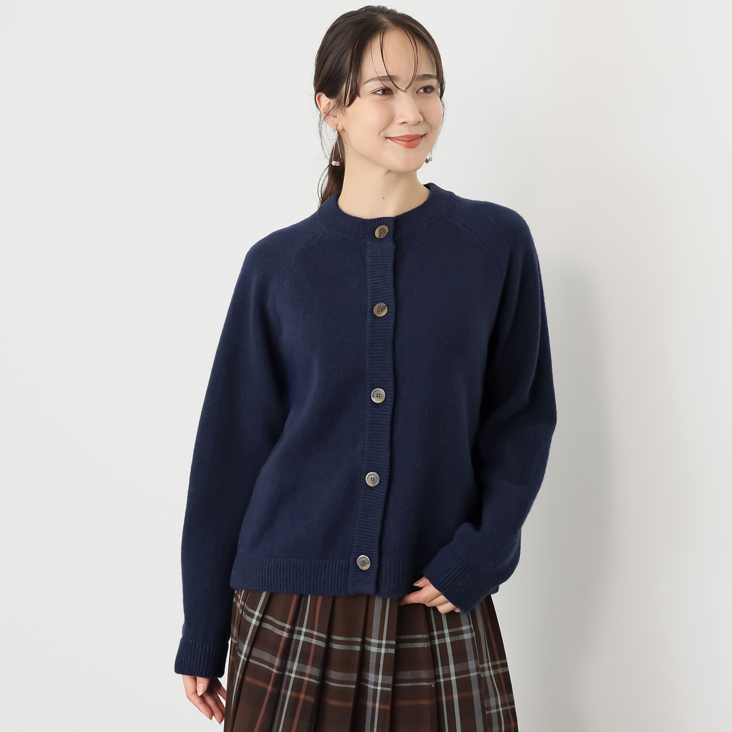 エヌエフ 自社牧場で育った ウール１００％ クルーネックカーディガン