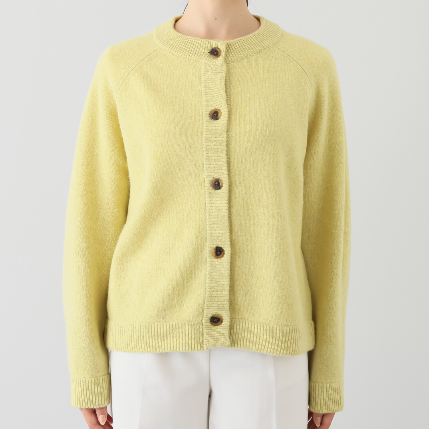 エヌエフ 自社牧場で育った ウール１００％ クルーネックカーディガン