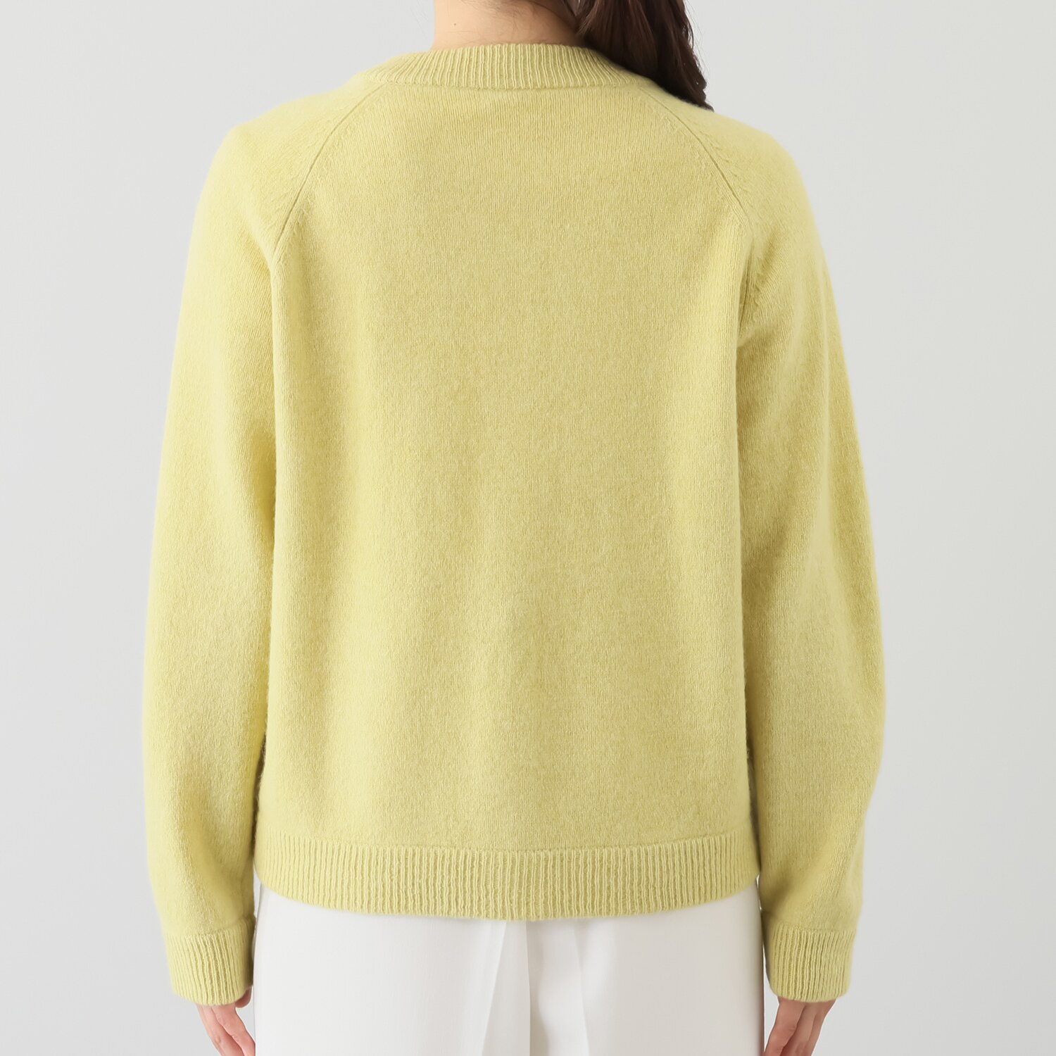 エヌエフ 自社牧場で育った ウール１００％ クルーネックカーディガン