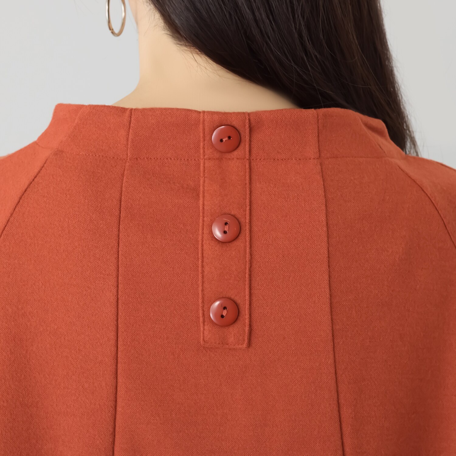 コイビトミサキ バックボタンデザイン 微起毛プルオーバー