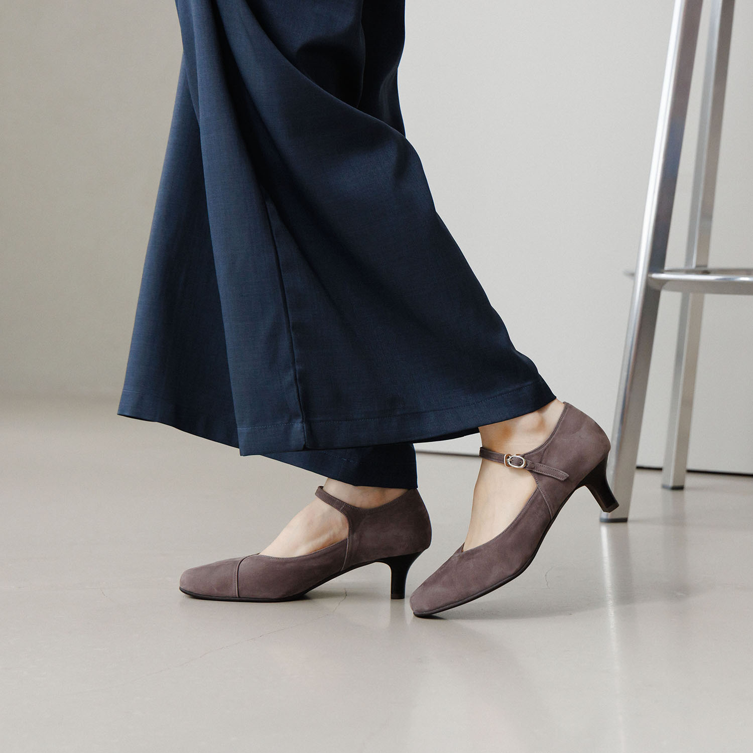 卑弥呼 “快適ウォークシリーズ” 日本製　はっ水牛革 ５ｃｍヒールパンプス