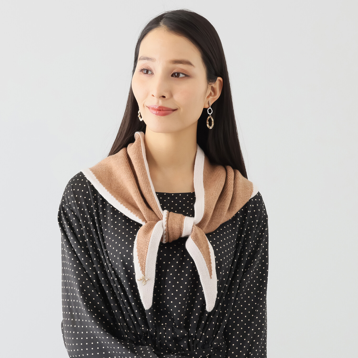 ヘ・エラ メリノウール１００％ バイカラーアクセント トライアングル ニットストール