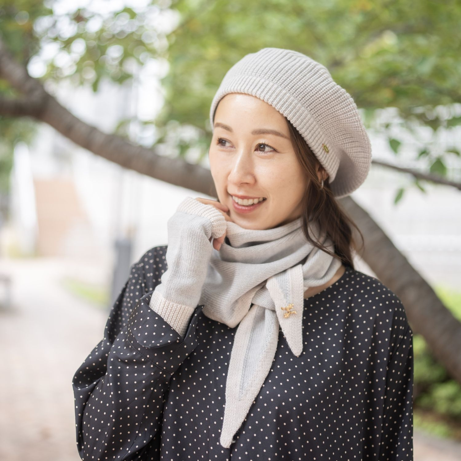 ヘ・エラ メリノウール１００％ バイカラーアクセント トライアングル ニットストール