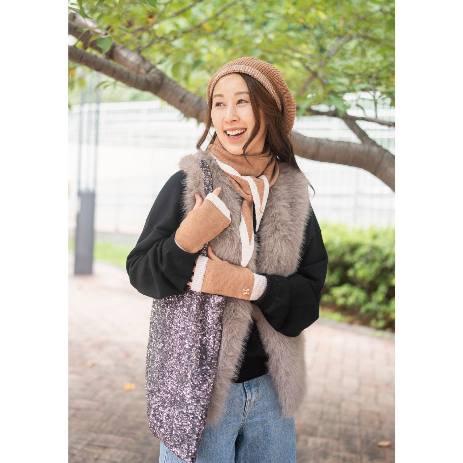 ヘ・エラ メリノウール１００％ バイカラーアクセント トライアングル ニットストール