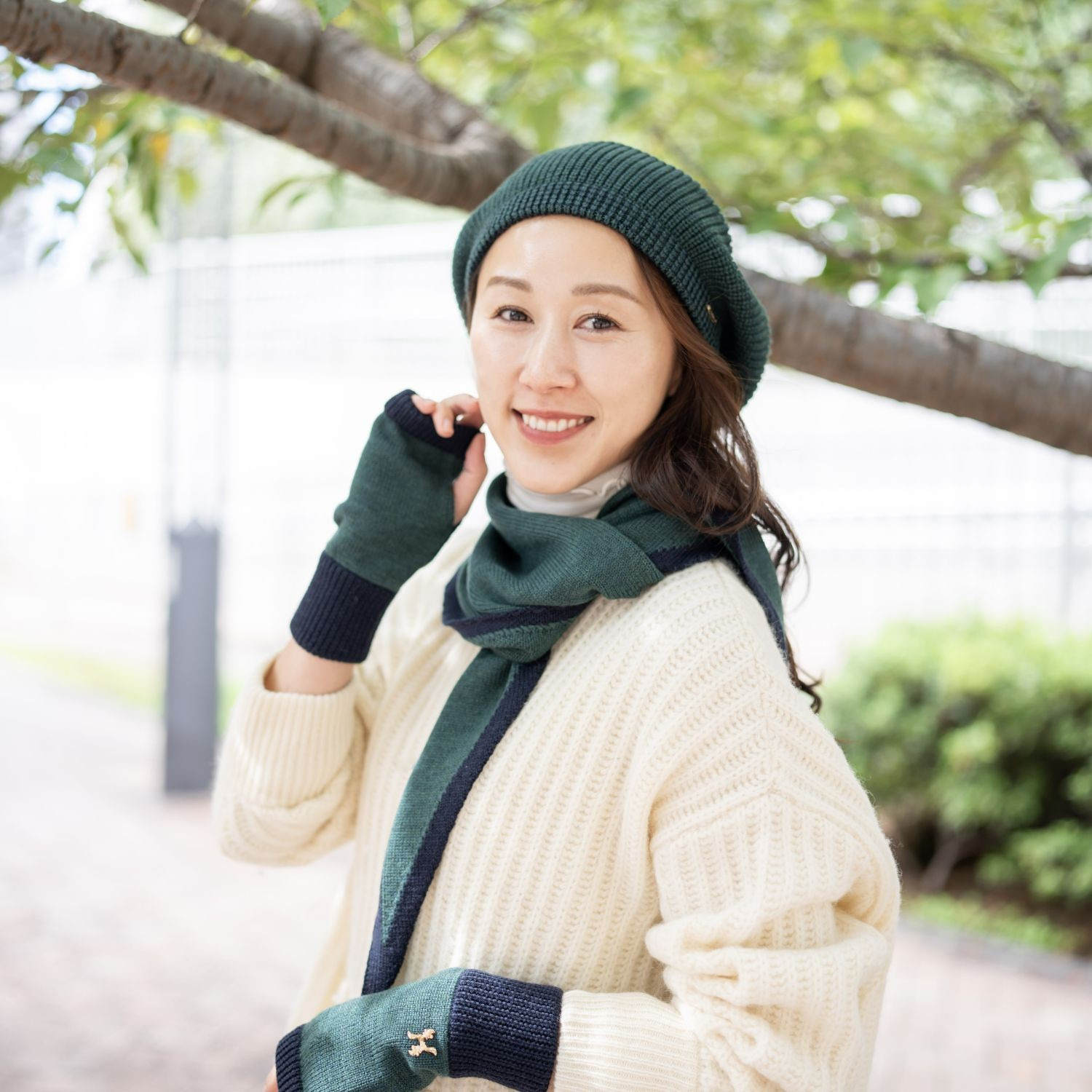 ヘ・エラ メリノウール１００％ バイカラーアクセント トライアングル ニットストール