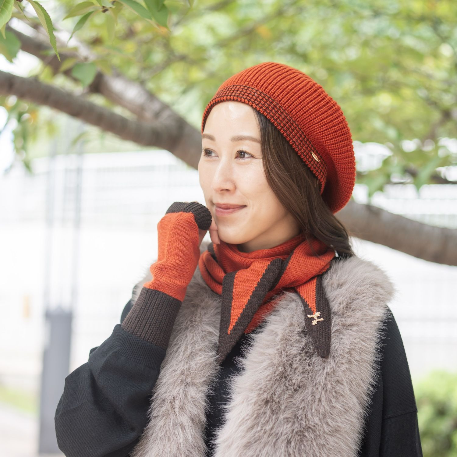 ヘ・エラ メリノウール１００％ バイカラーアクセント トライアングル ニットストール