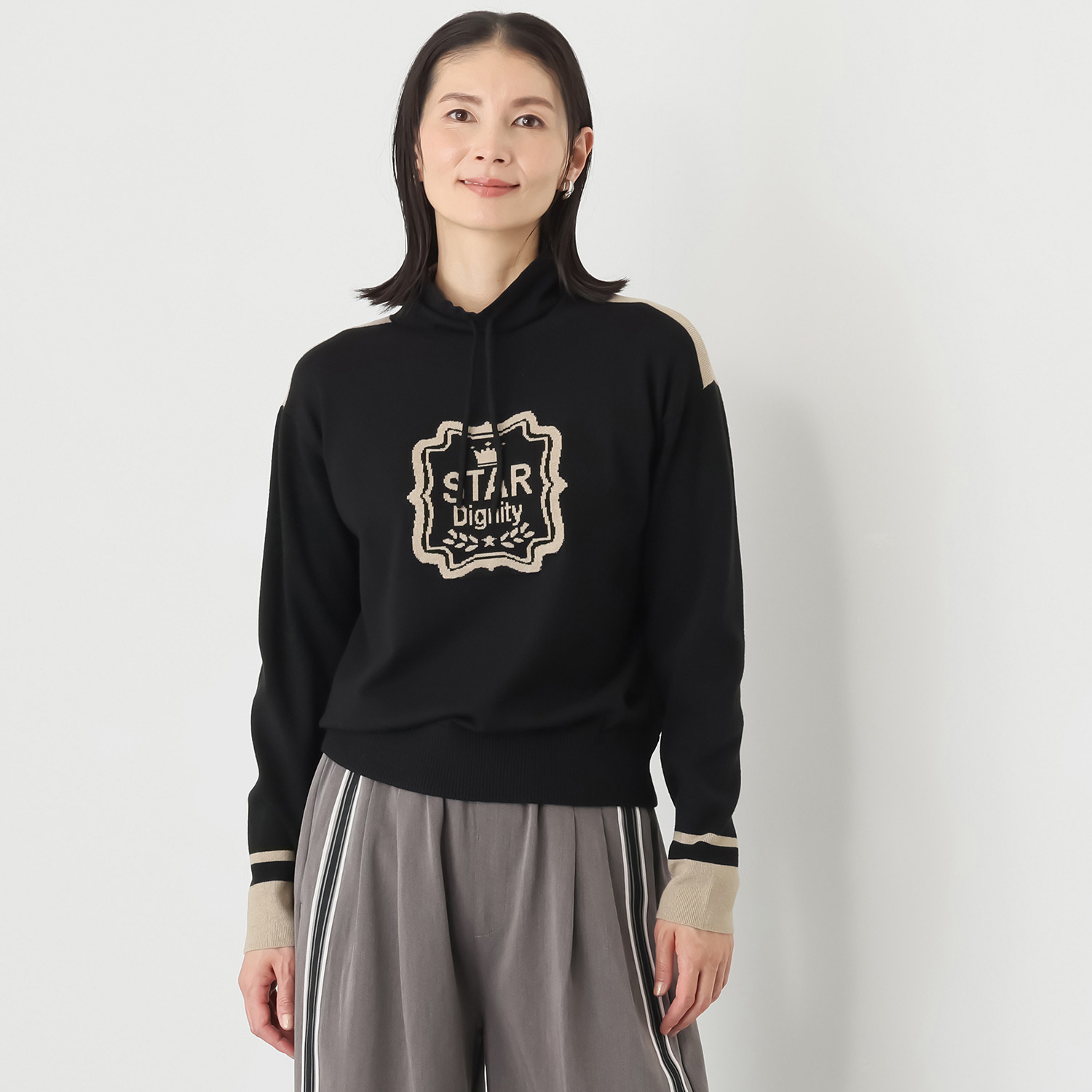 スタイル・ラヴィー ワッペン風ロゴ＆ 配色ラインアクセント ドローストリング付 スタンドカラー ニットプルオーバー