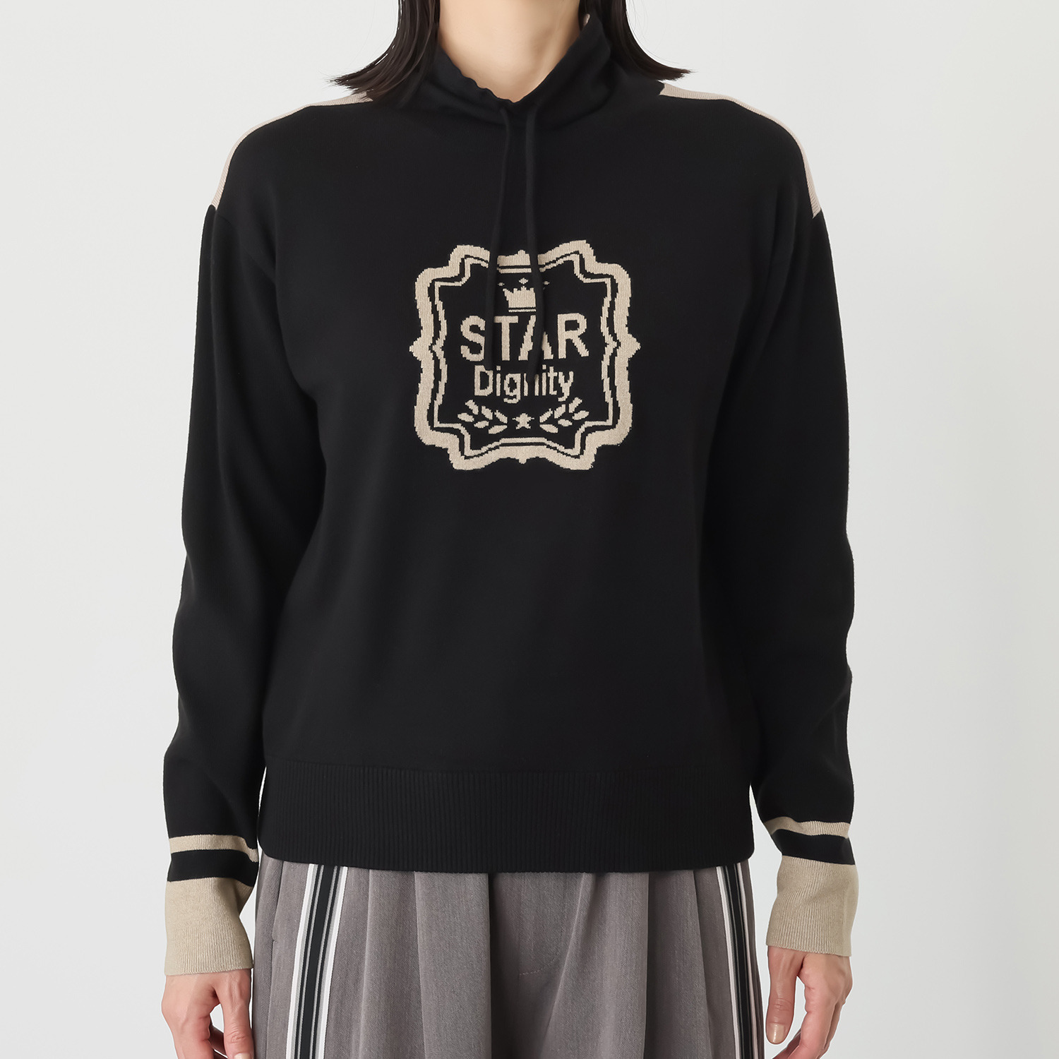 スタイル・ラヴィー ワッペン風ロゴ＆ 配色ラインアクセント ドローストリング付 スタンドカラー ニットプルオーバー