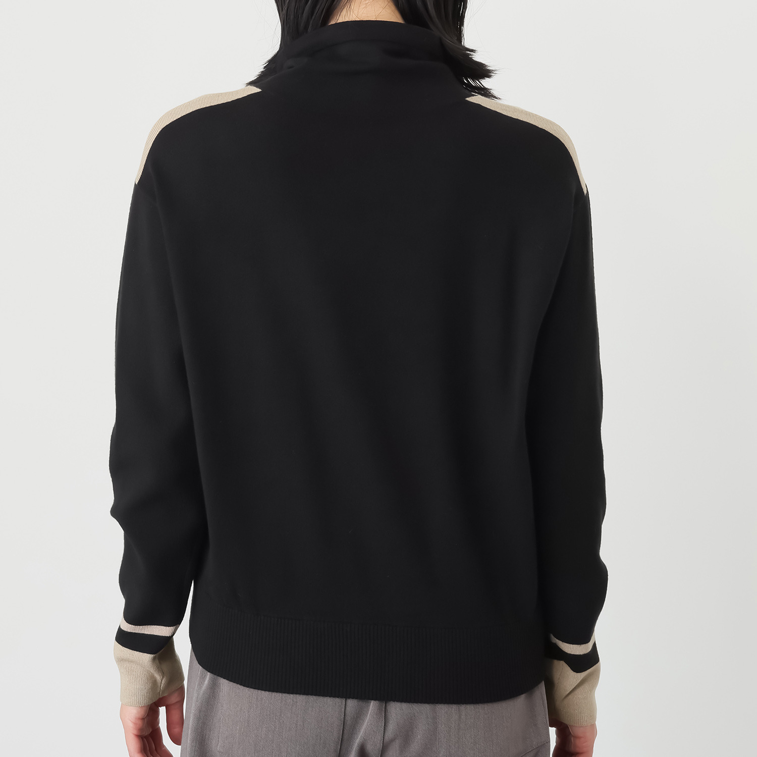 スタイル・ラヴィー ワッペン風ロゴ＆ 配色ラインアクセント ドローストリング付 スタンドカラー ニットプルオーバー