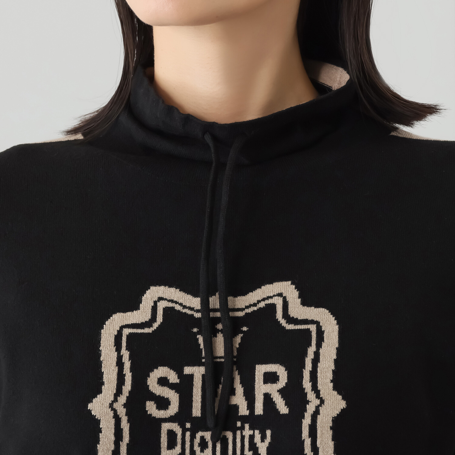 スタイル・ラヴィー ワッペン風ロゴ＆ 配色ラインアクセント ドローストリング付 スタンドカラー ニットプルオーバー