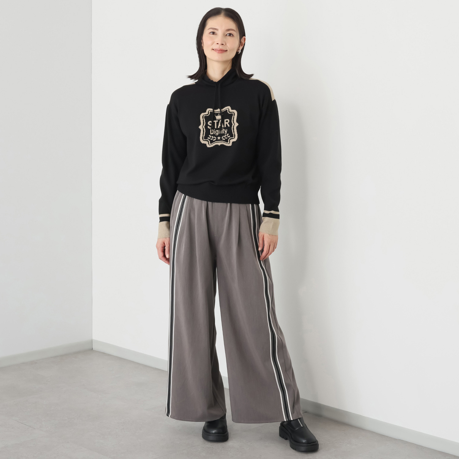 スタイル・ラヴィー ワッペン風ロゴ＆ 配色ラインアクセント ドローストリング付 スタンドカラー ニットプルオーバー