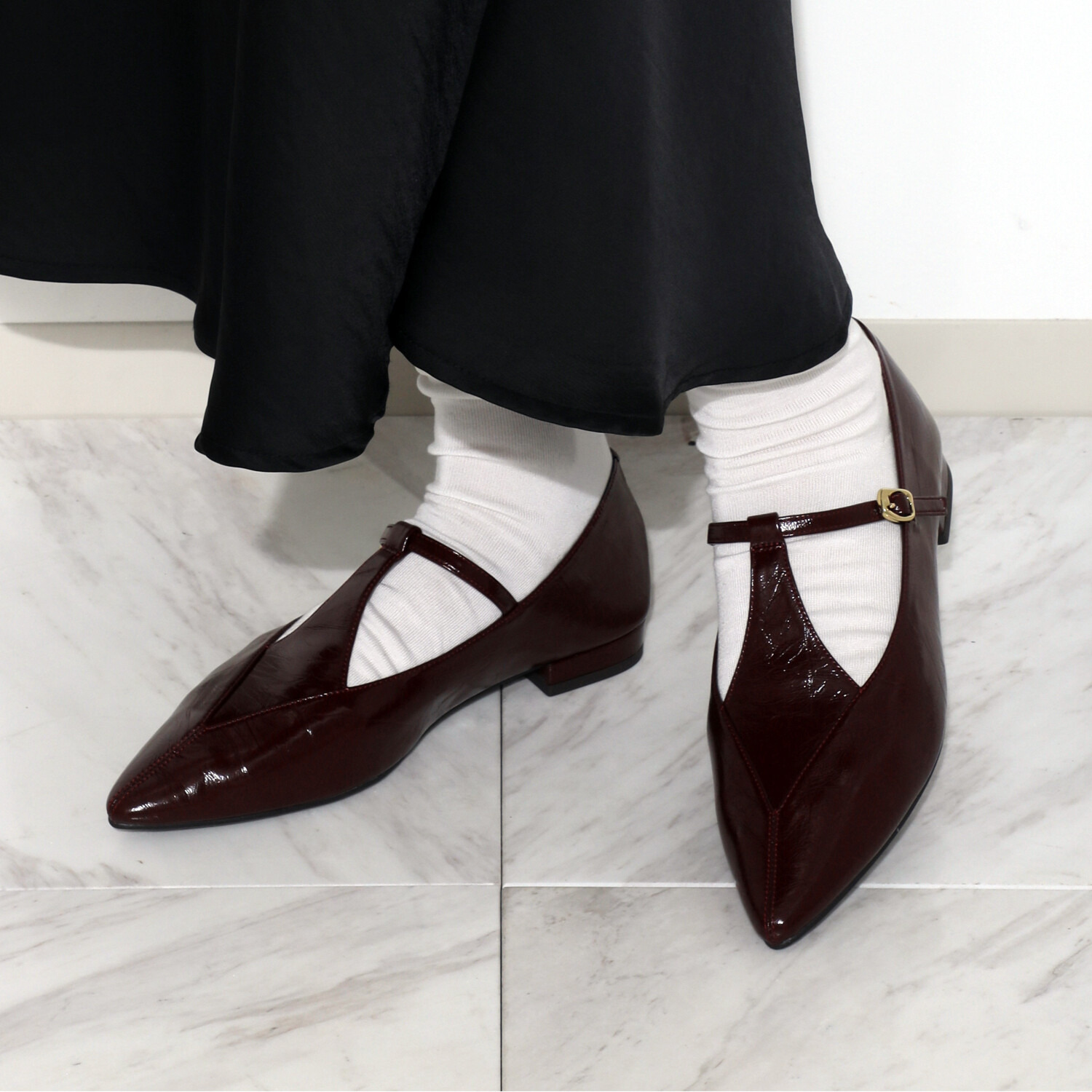 ニカル ダイヤＴストラップ フラットパンプス