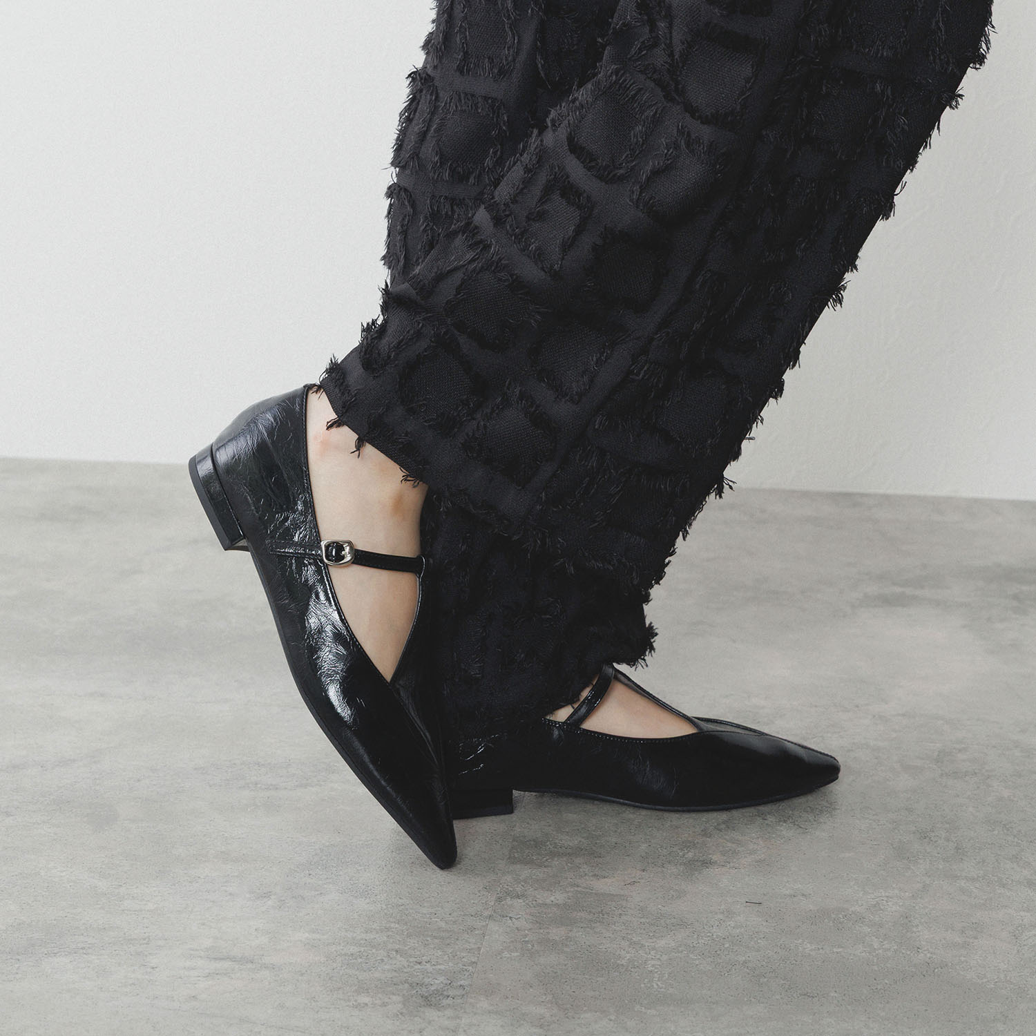 ニカル ダイヤＴストラップ フラットパンプス