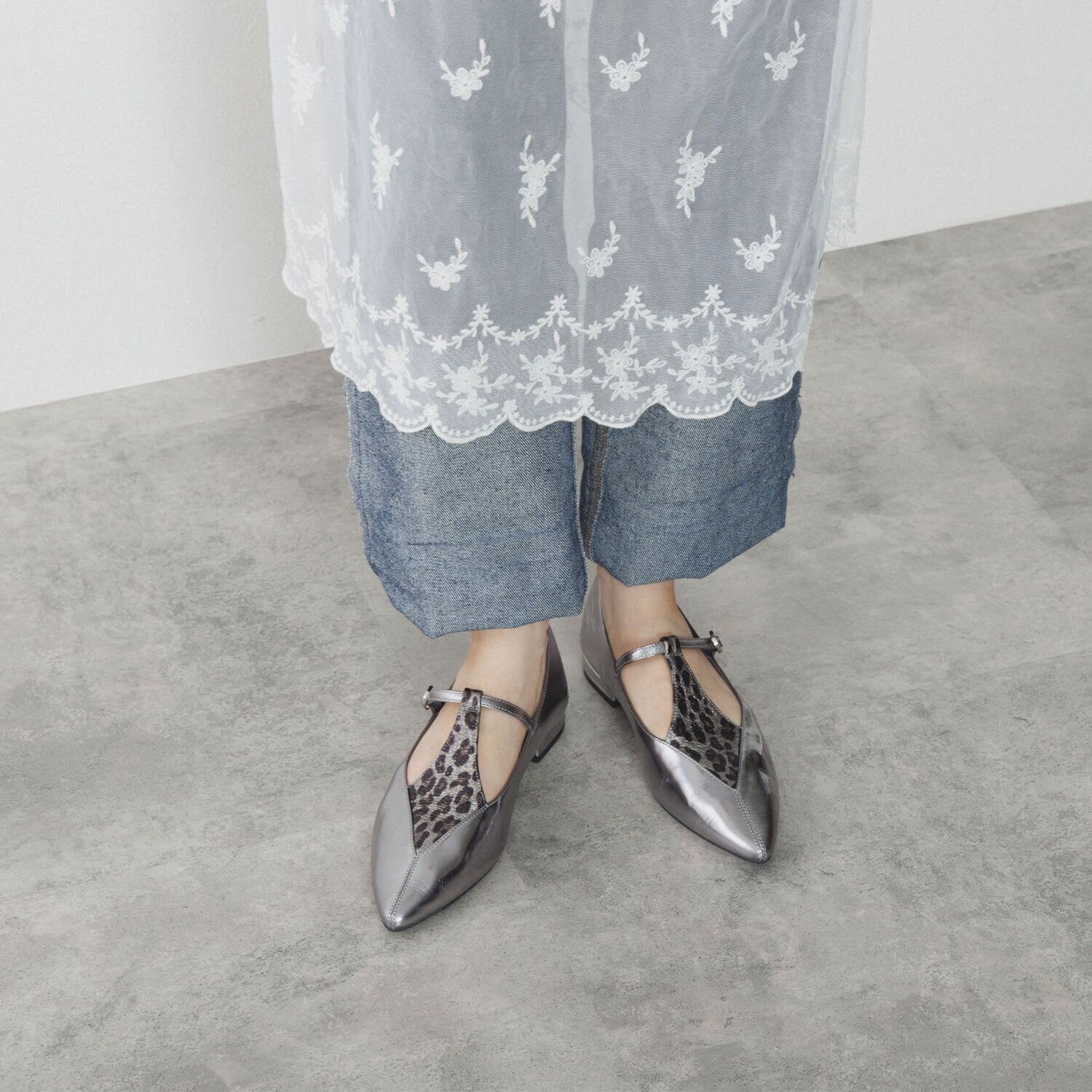 ニカル ダイヤＴストラップ フラットパンプス